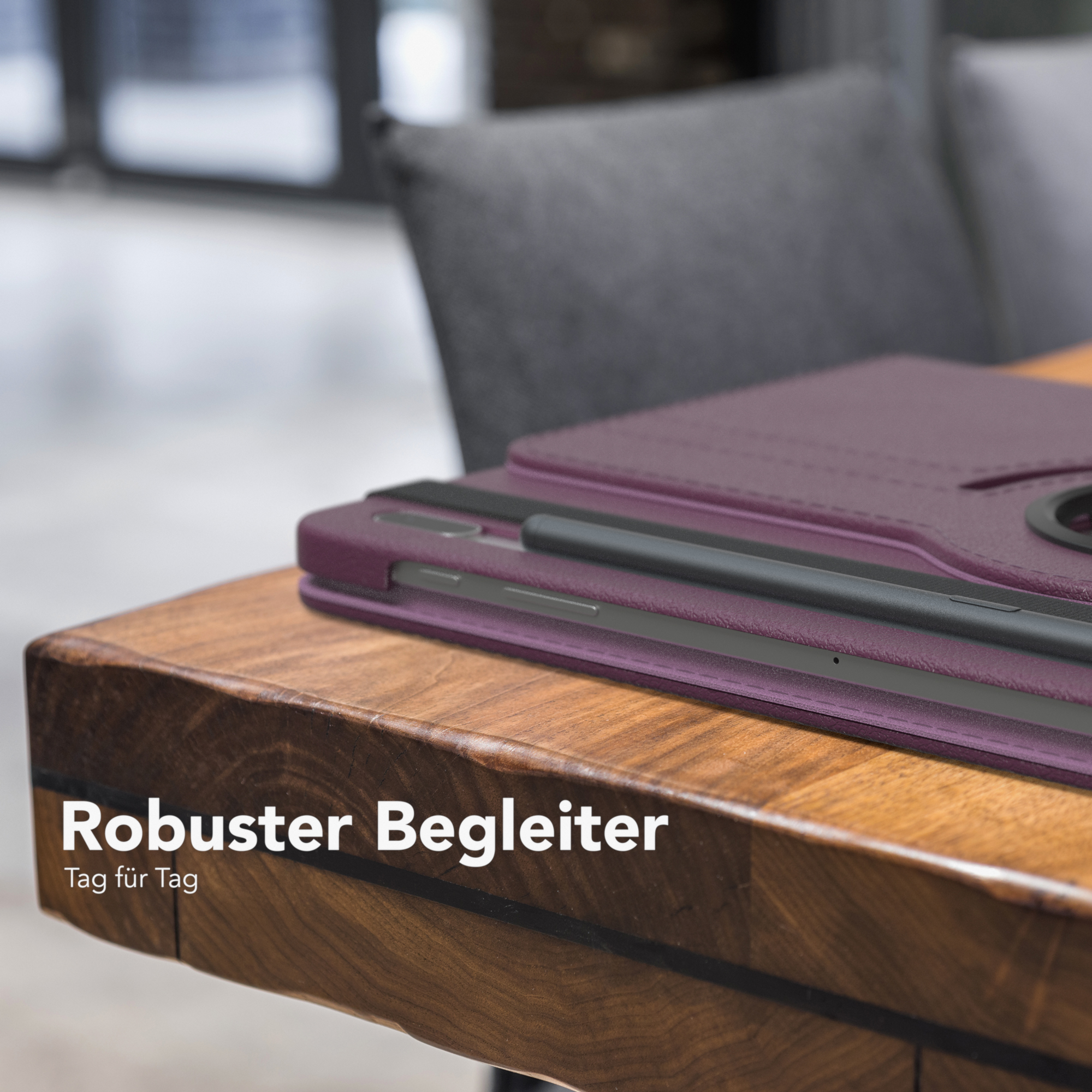 Lila Tablet-Hülle mit Stift. Der Hintergrund ist ein Holztisch. Text: Robuster Begleiter.