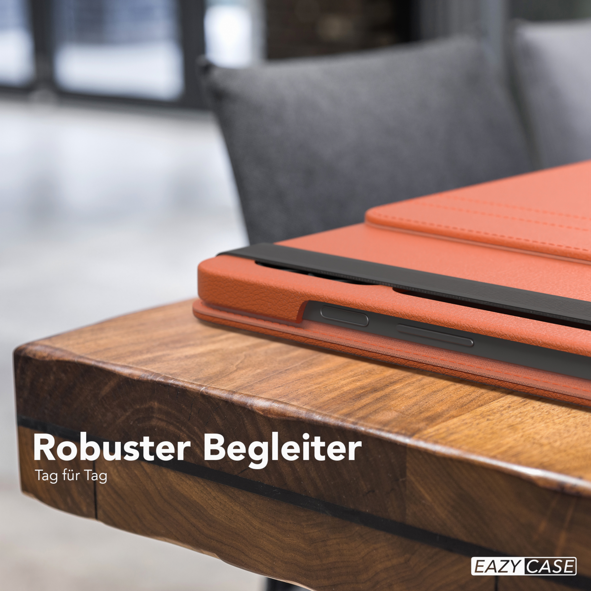 Eine orangefarbene Tablet-Hülle aus Leder auf einem Holztisch. Text lautet Robuster Begleiter.