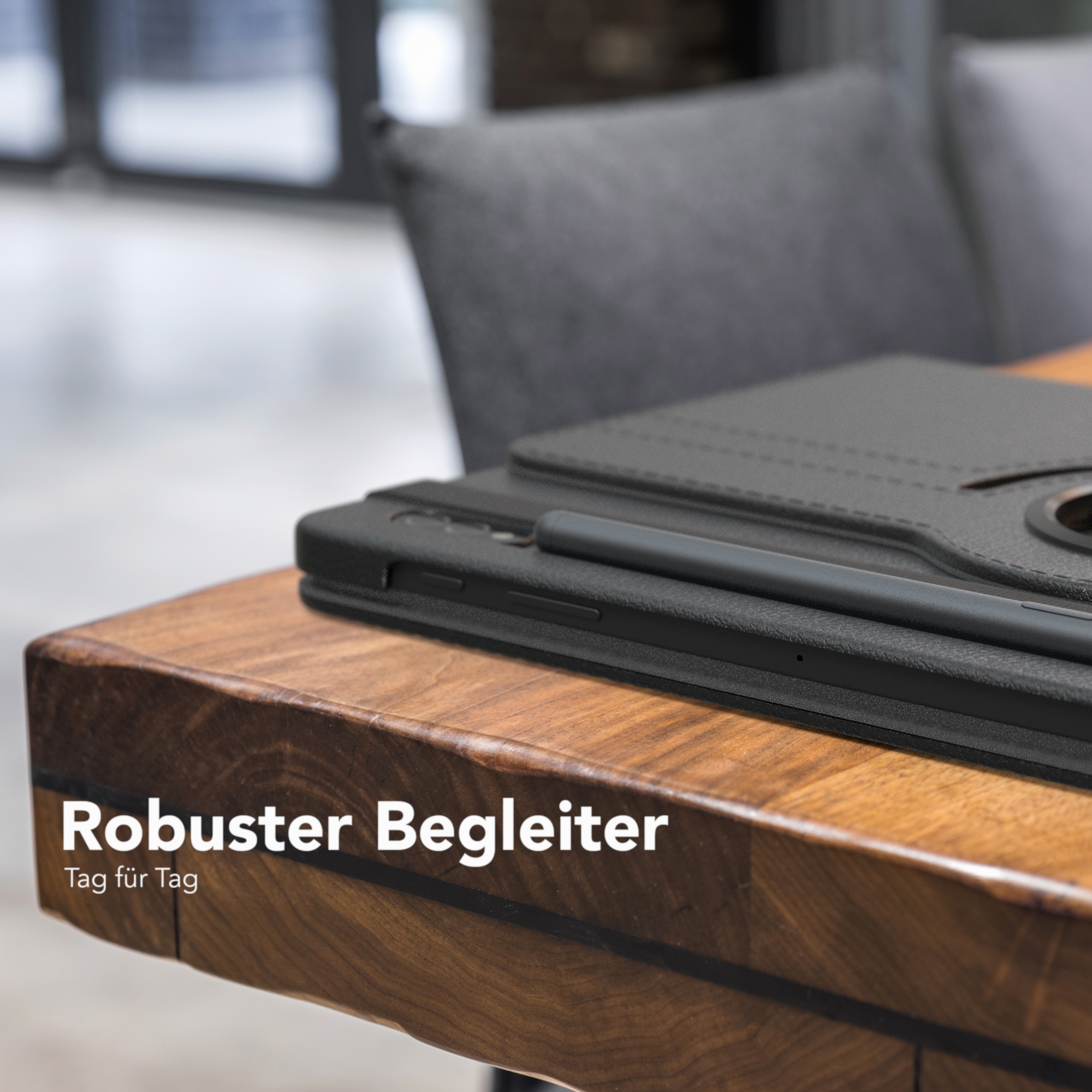 Ein Tablet und ein Stift auf einem Holztisch. Eine schwarze Hülle mit Stifthalter ist sichtbar.