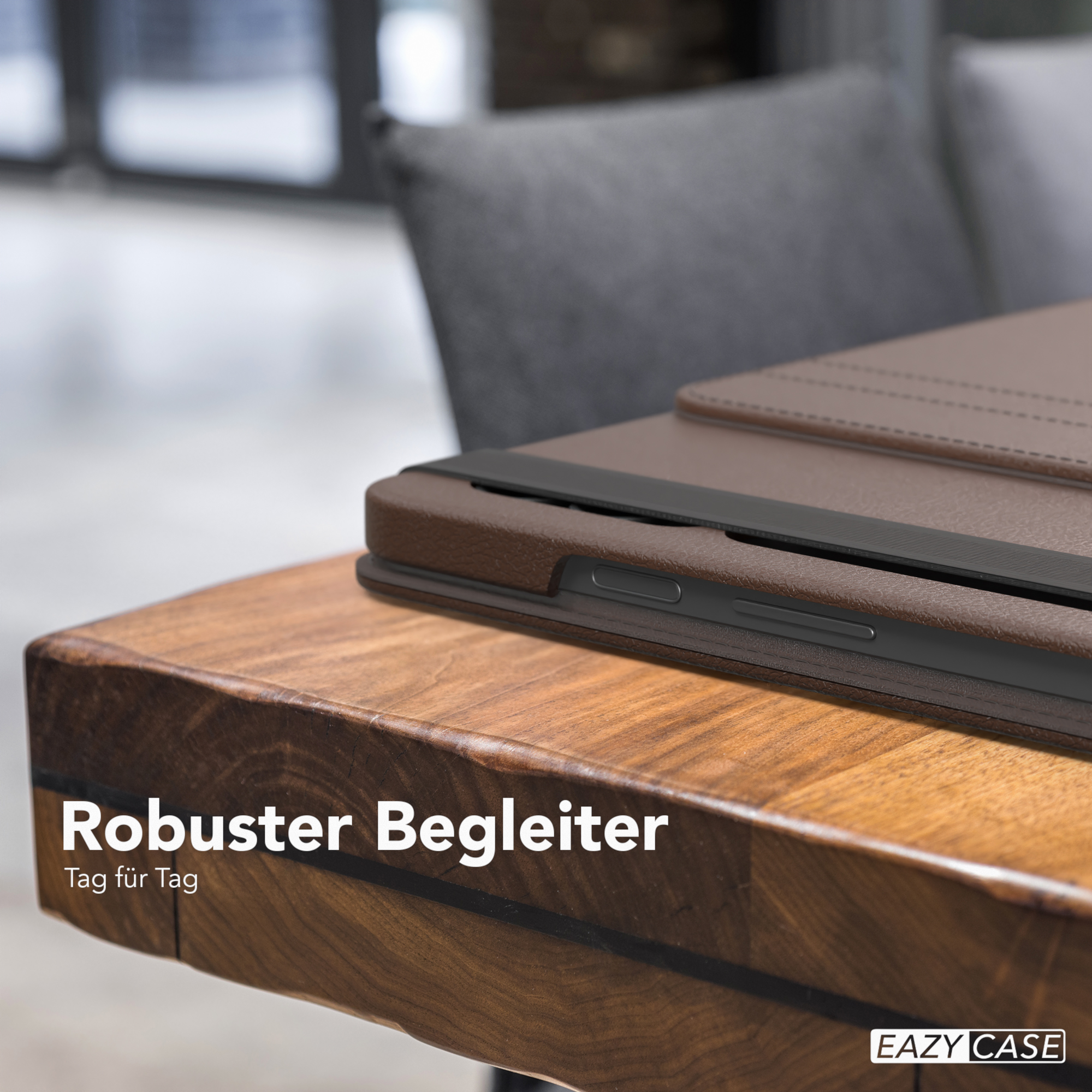 Braune Leder-Handyhülle auf einem Holztisch mit dem Text: 'Robuster Begleiter'.