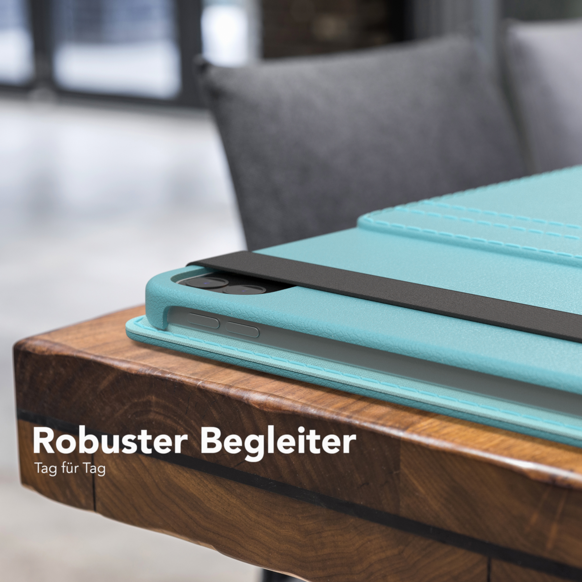 Eine blaue Tablet-Hülle liegt auf einem Holztisch. Die Hülle ist geöffnet, das Tablet ist sichtbar.