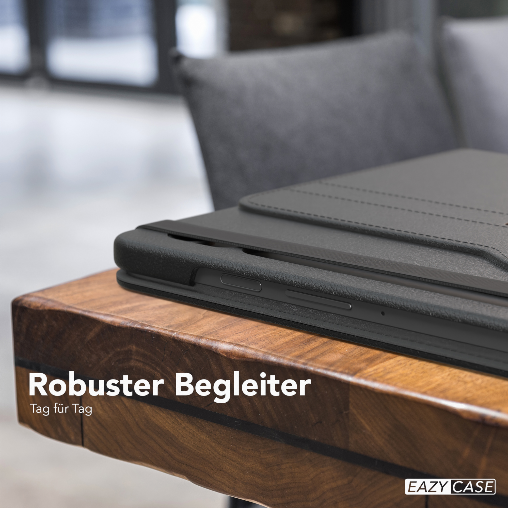 Schwarze Tablethülle auf einem Holztisch. Text links: 'Robuster Begleiter'.