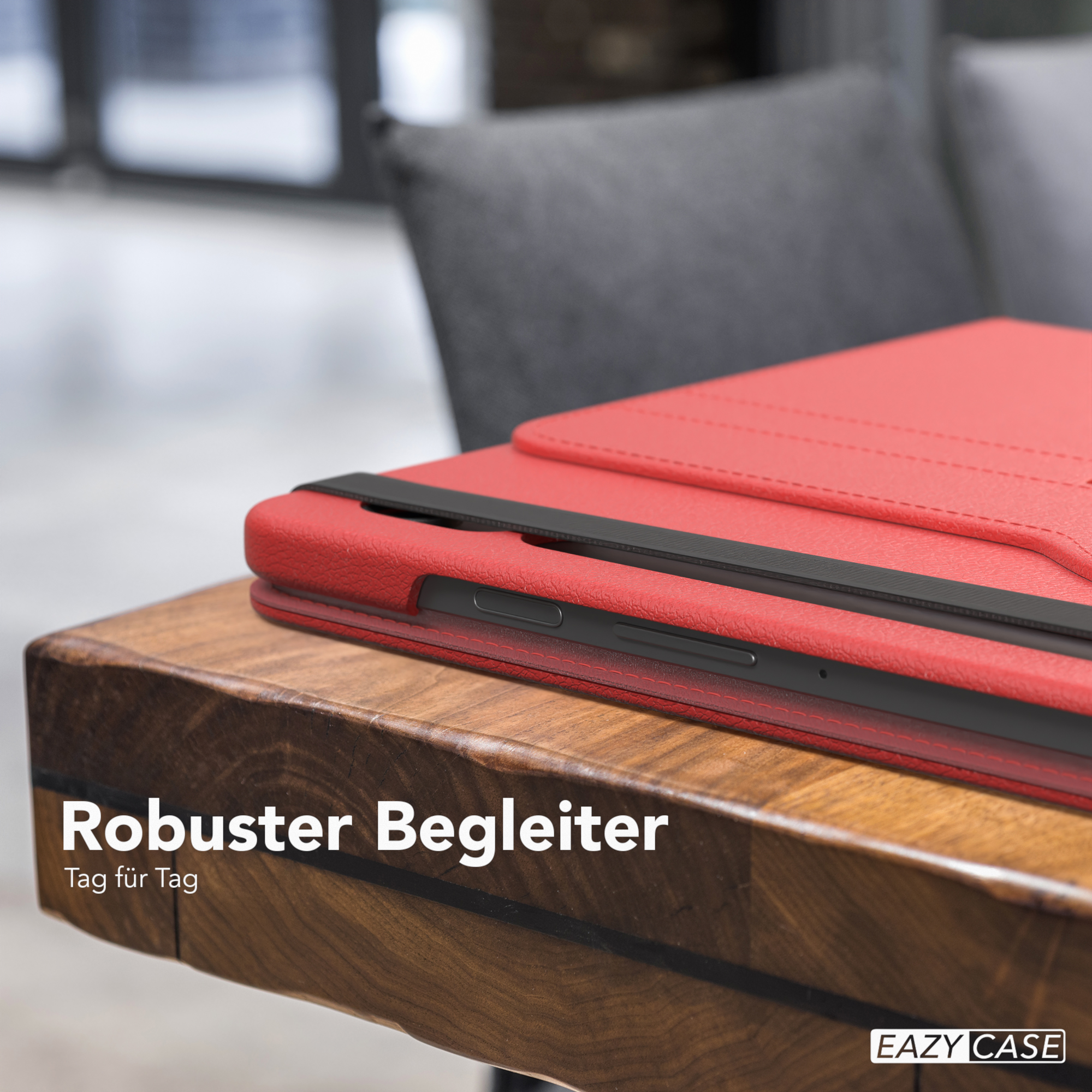 Rote Tablet-Hülle auf einem Holztisch. Schwarzer Text: 'Robuster Begleiter' und 'Tag für Tag'.