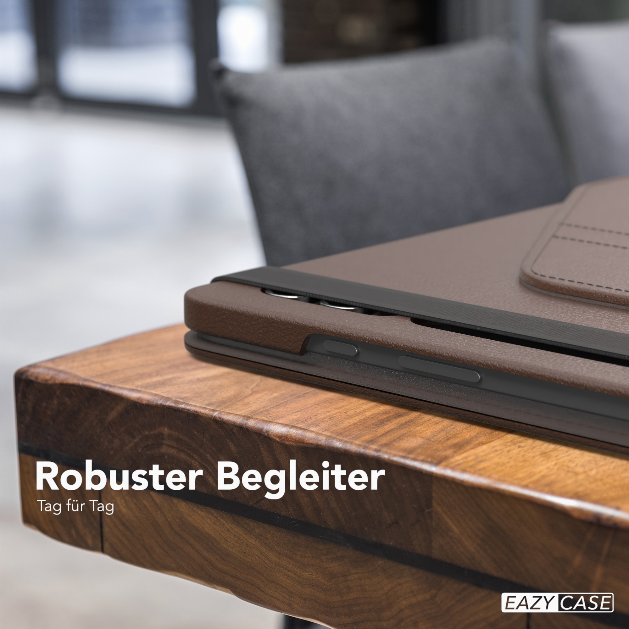 Nahaufnahme einer Tablet-Hülle auf einem Holztisch. Text lautet 'Robuster Begleiter'.
