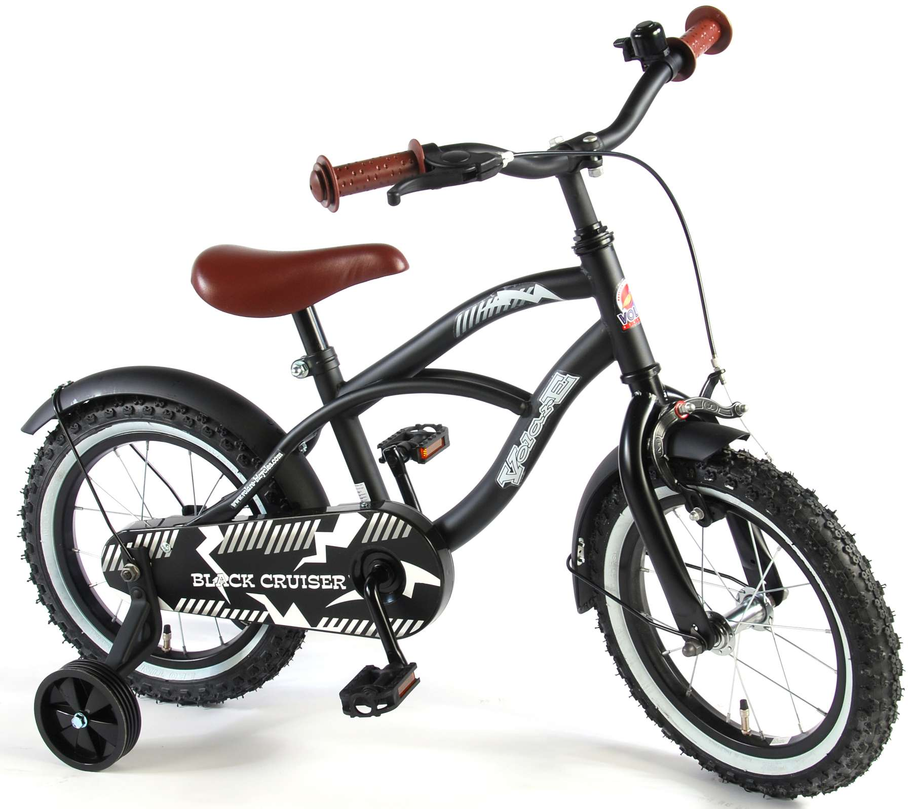 Schwarzes Cruiser-Fahrrad, brauner Sitz, Stützräder, weißer Hintergrund.