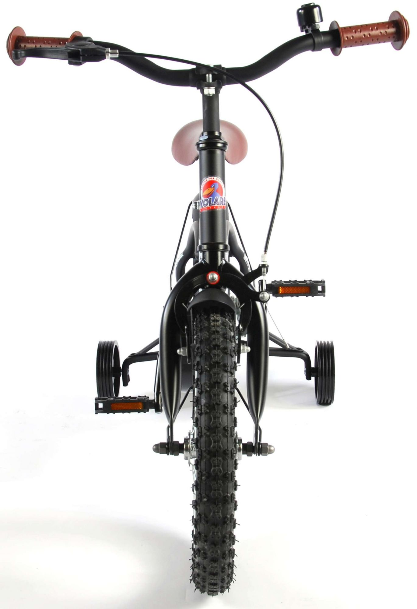 Schwarzes und braunes Fahrrad von vorne. Es hat Stützräder und eine Klingel.