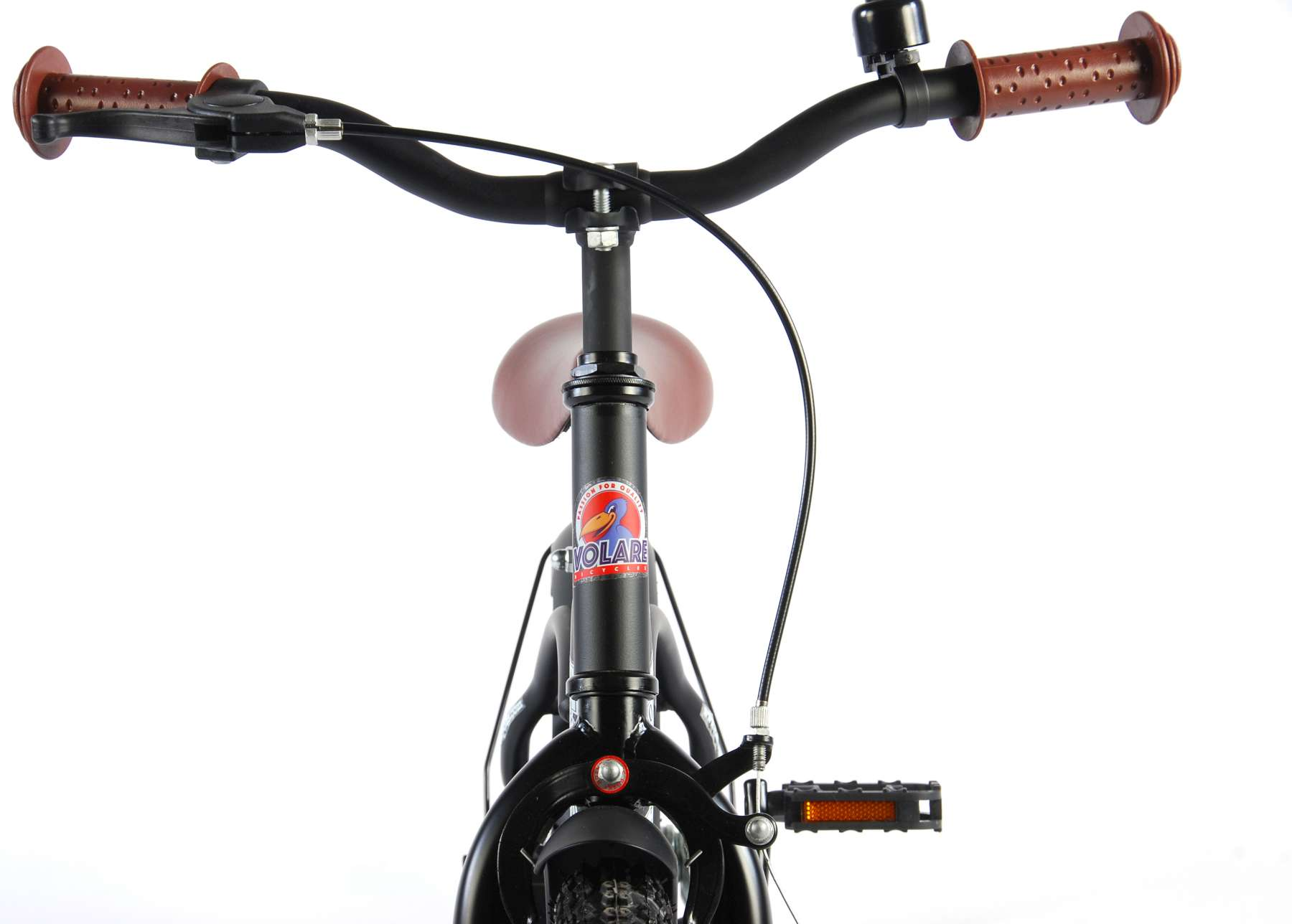 Ein Fahrradlenker und Vorderrad. Der Lenker ist schwarz mit braunen Griffen, einer Klingel und einem Bremskabel.