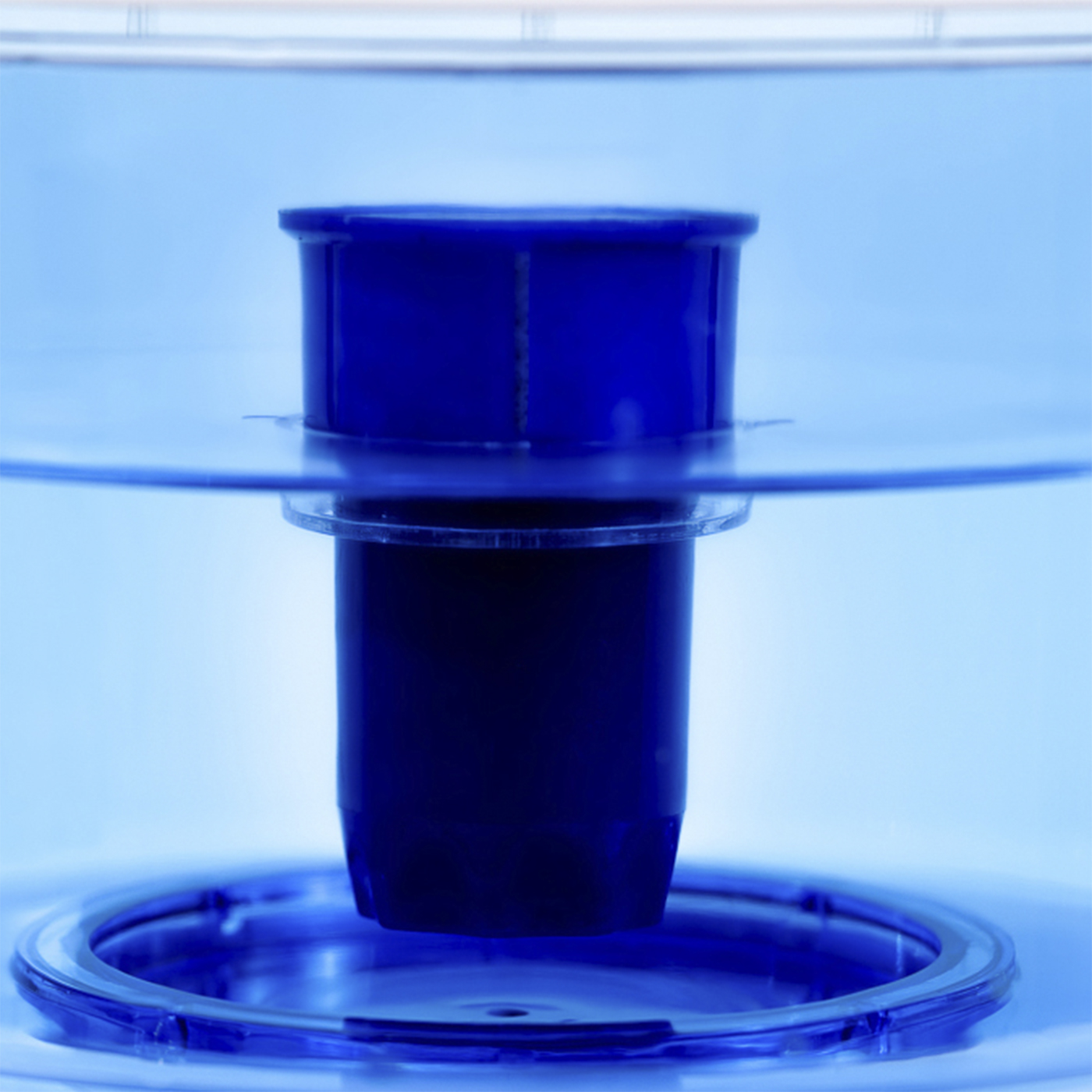 Componente de filtro de agua cilíndrico azul oscuro, con interior oscuro y fondo azul.