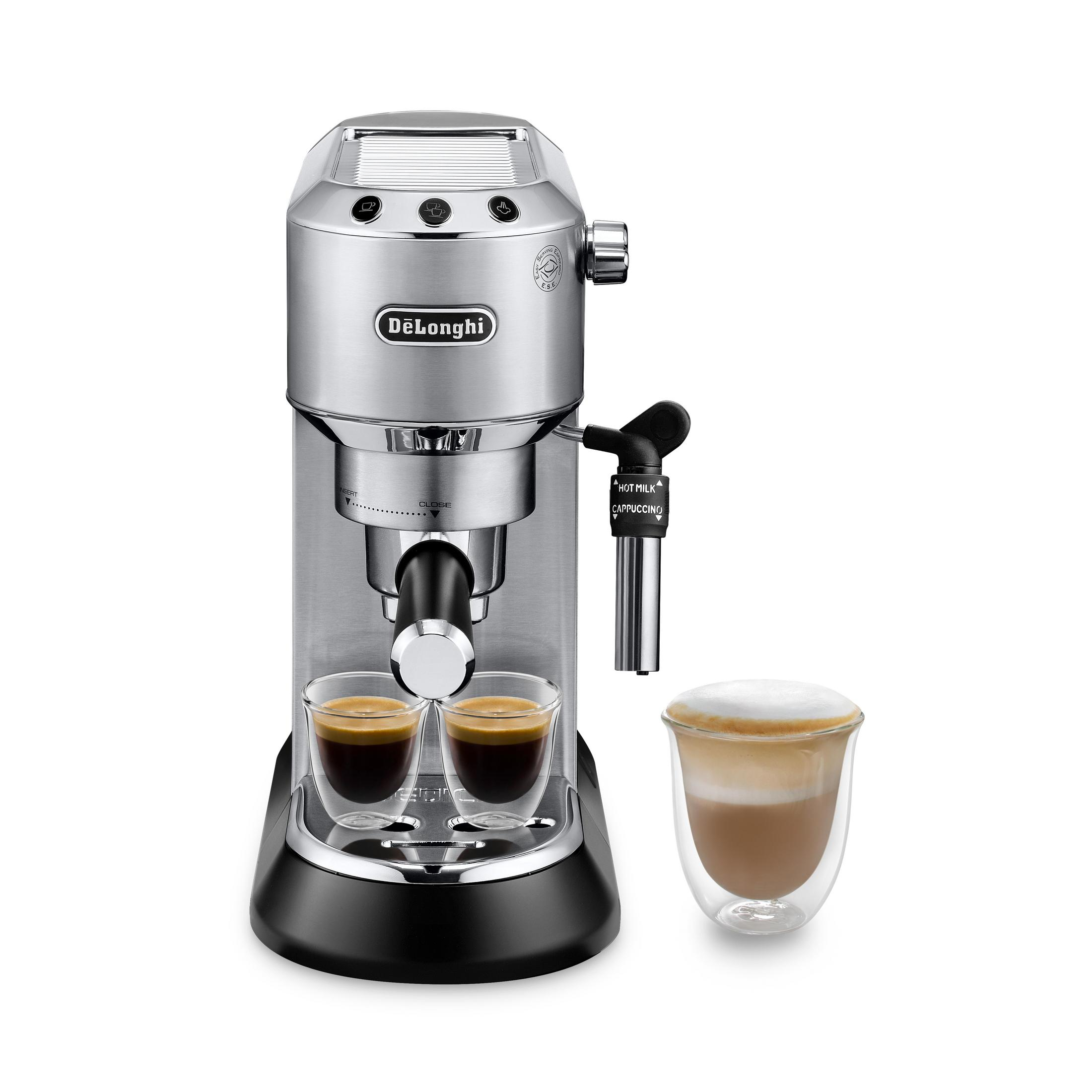 Srebrny ekspres do kawy z dwiema filiżankami kawy i szklanką cappuccino.