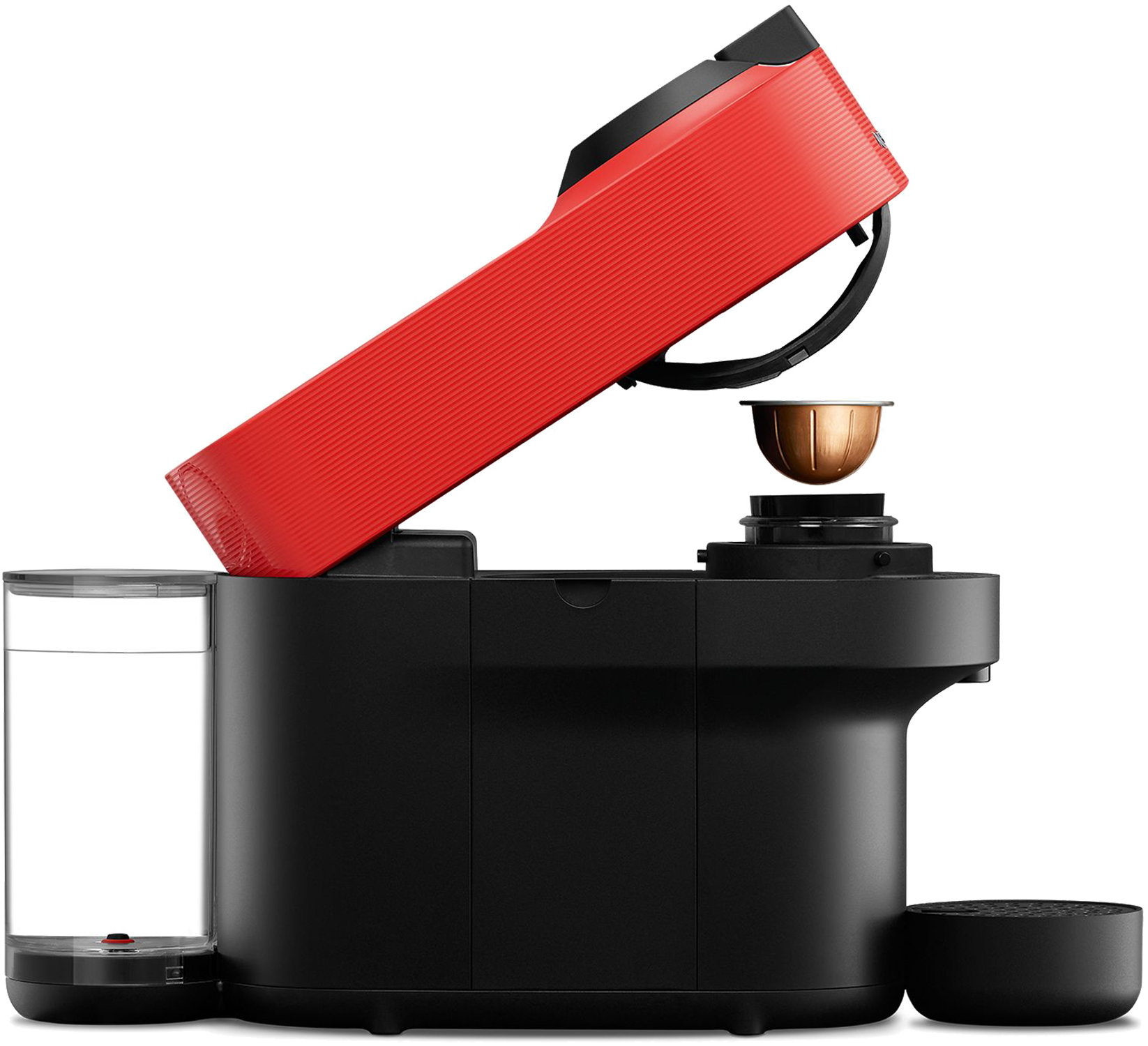 Eine rot-schwarze Kaffeemaschine mit Kaffeepad. Der Deckel ist offen. Schwarzer Hintergrund.