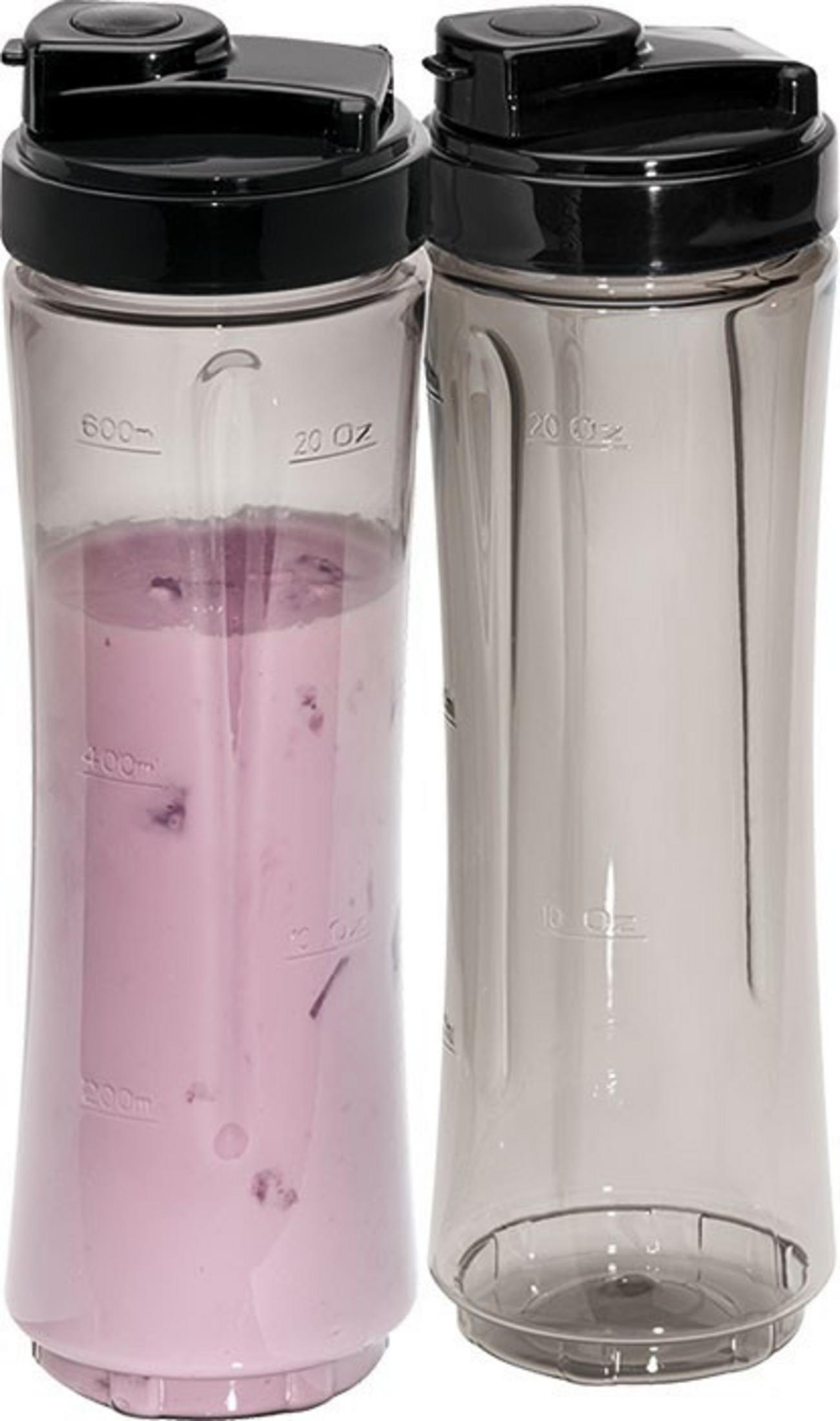 Dos botellas transparentes de licuadora, una con batido rosa, la otra vacía.