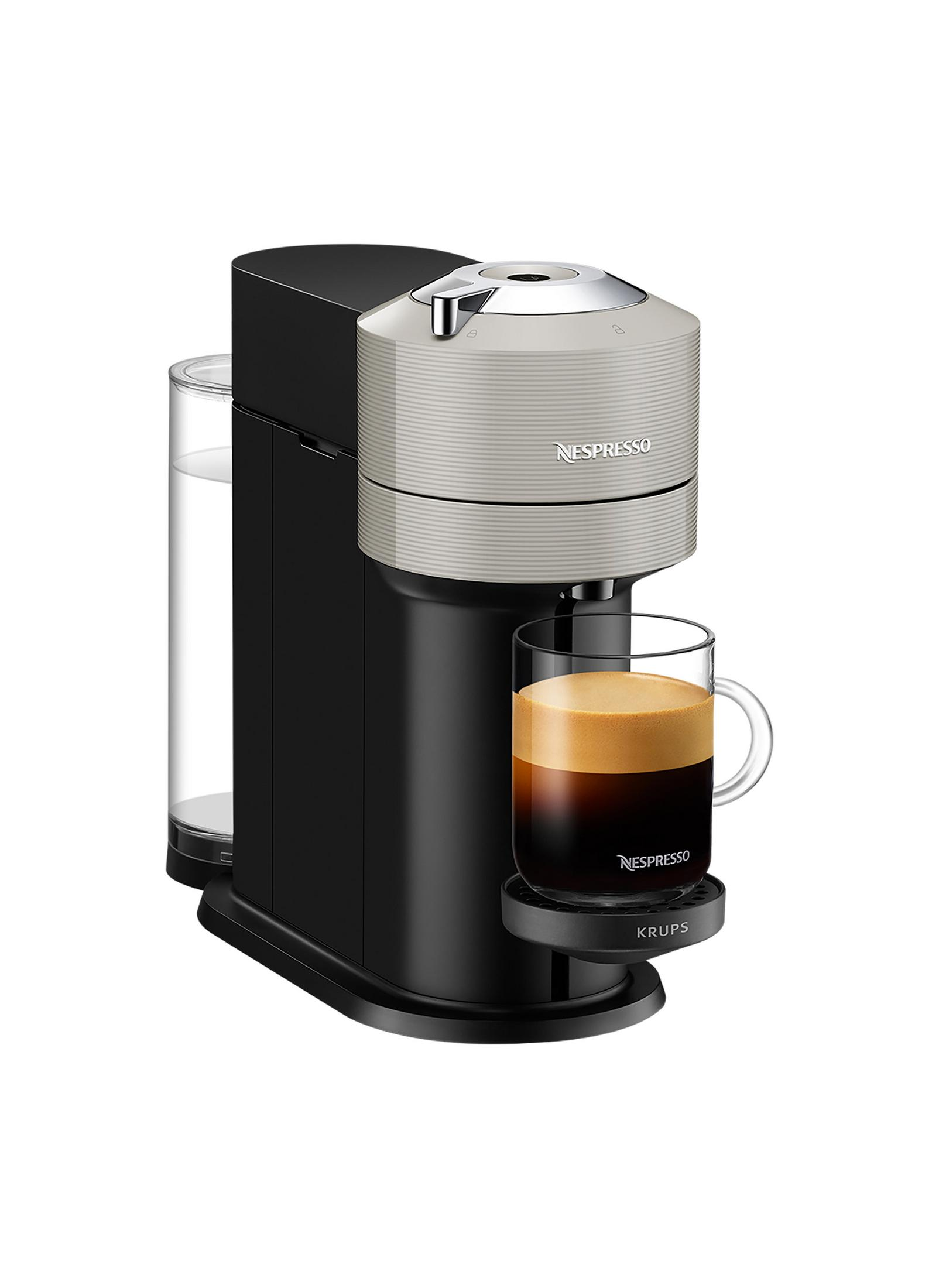Eine Nespresso-Kaffeemaschine mit einer Tasse Kaffee. Es ist auf weißem Grund.