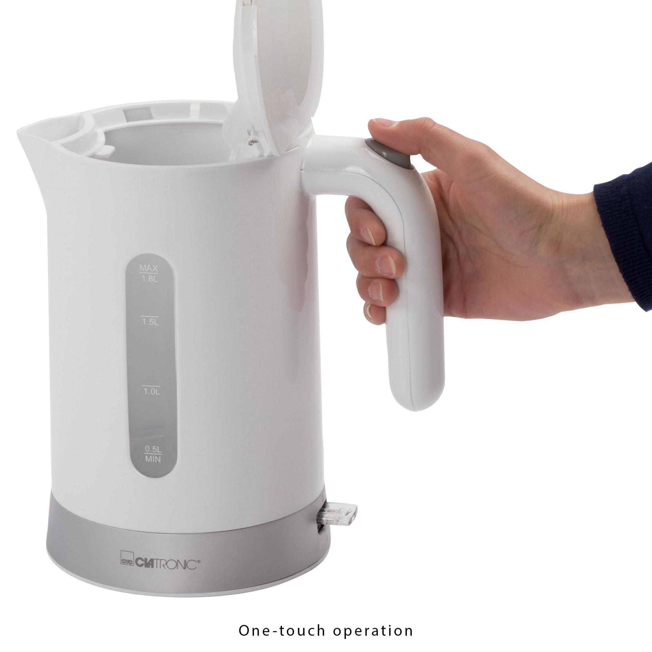 Ein weißer Wasserkocher, eine Hand hält den Griff. Der Wasserkocher ist geöffnet.