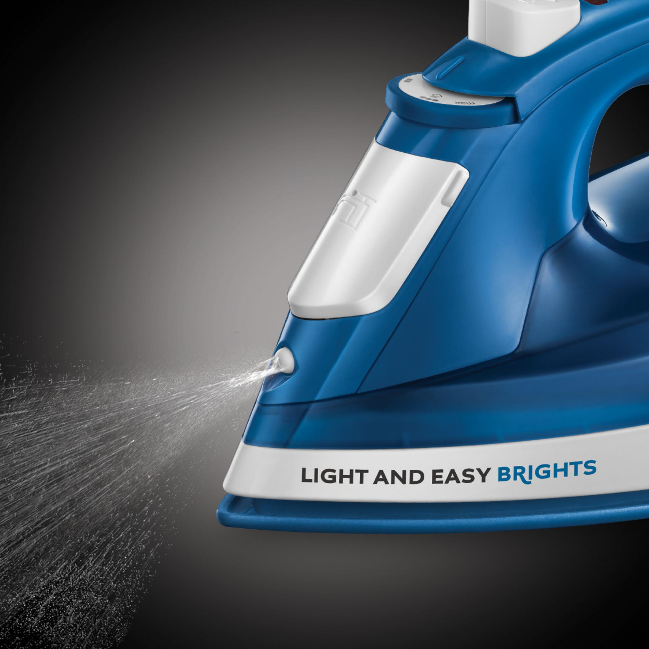 Mavi ütü su püskürtüyor. Ütü üzerinde beyaz detaylar. Metin: Light and Easy Brights.