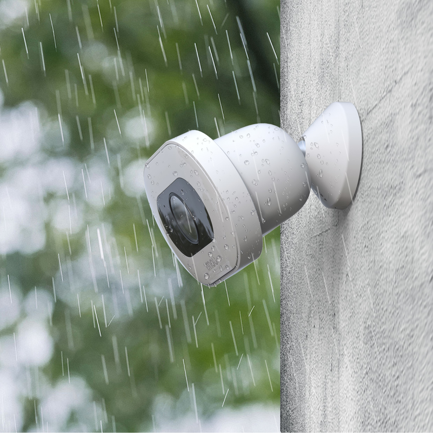 Biała zewnętrzna kamera bezpieczeństwa zamontowana na ścianie, z widocznymi kroplami deszczu. Tło to zielony las.