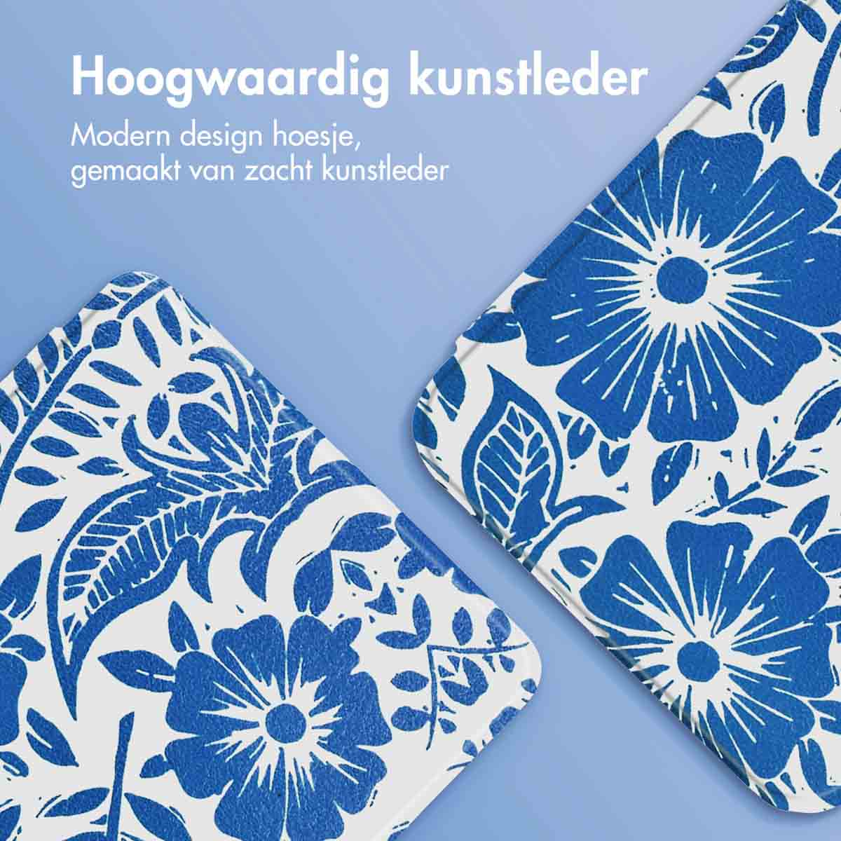 Twee blauw-witte bloemenpatroon hoesjes op een lichtblauwe ondergrond.