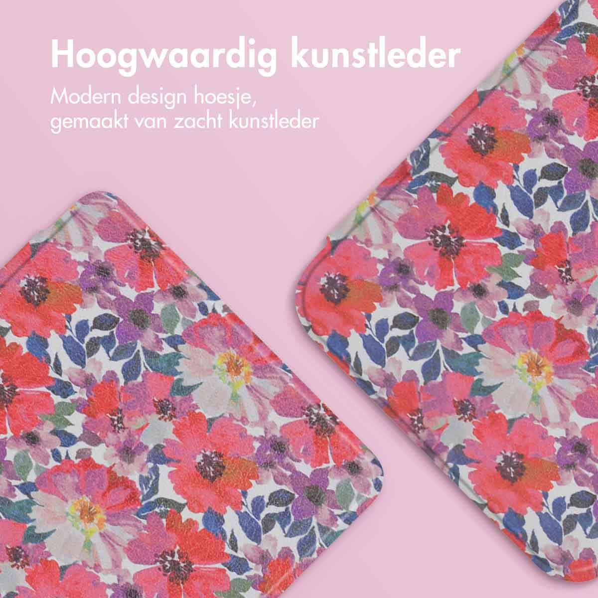 Twee bloemenhoesjes met rode, roze en paarse bloemen op een roze ondergrond.