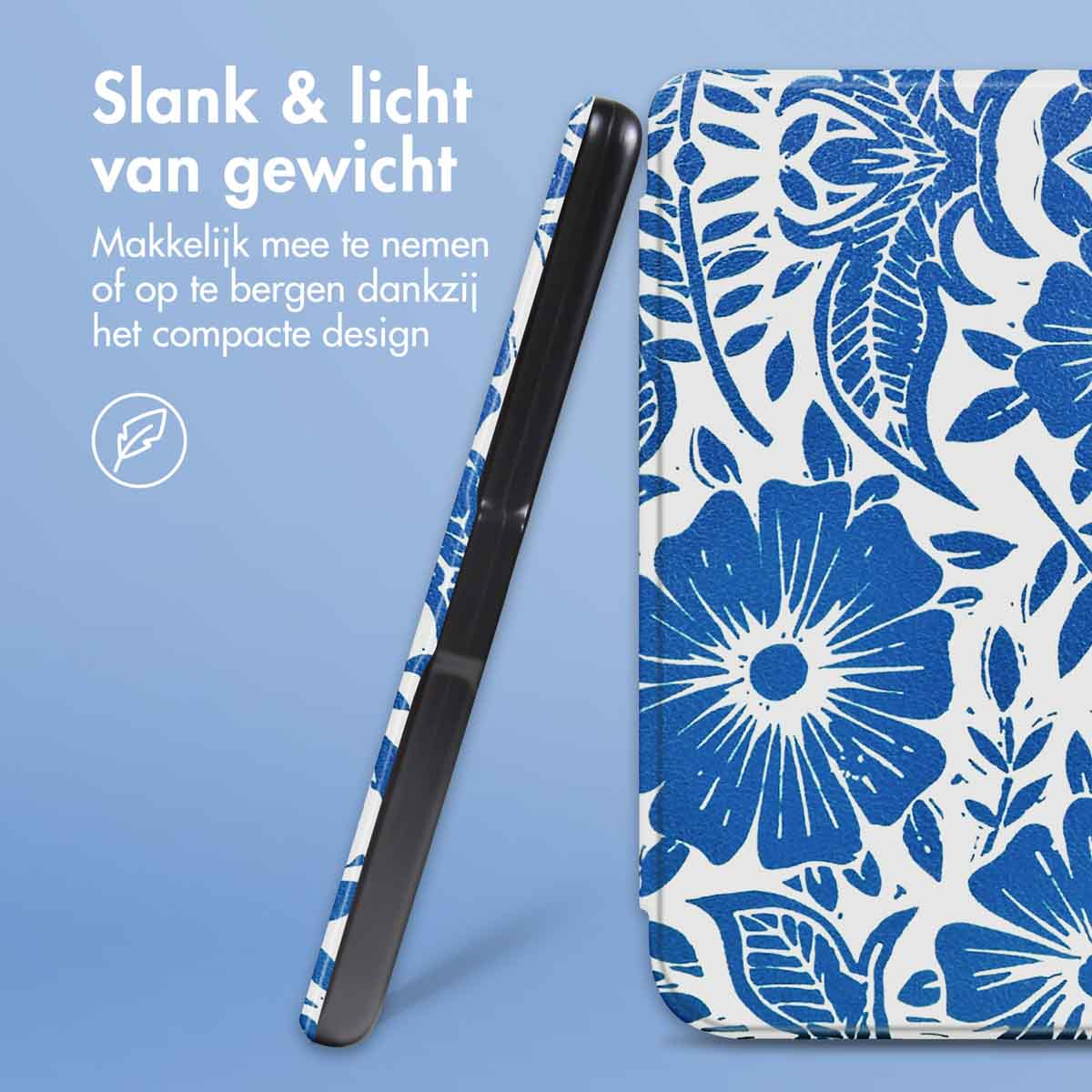 Een telefoonhoesje dat tegen een oppervlak leunt. De hoes is wit met een blauw bloemenpatroon.