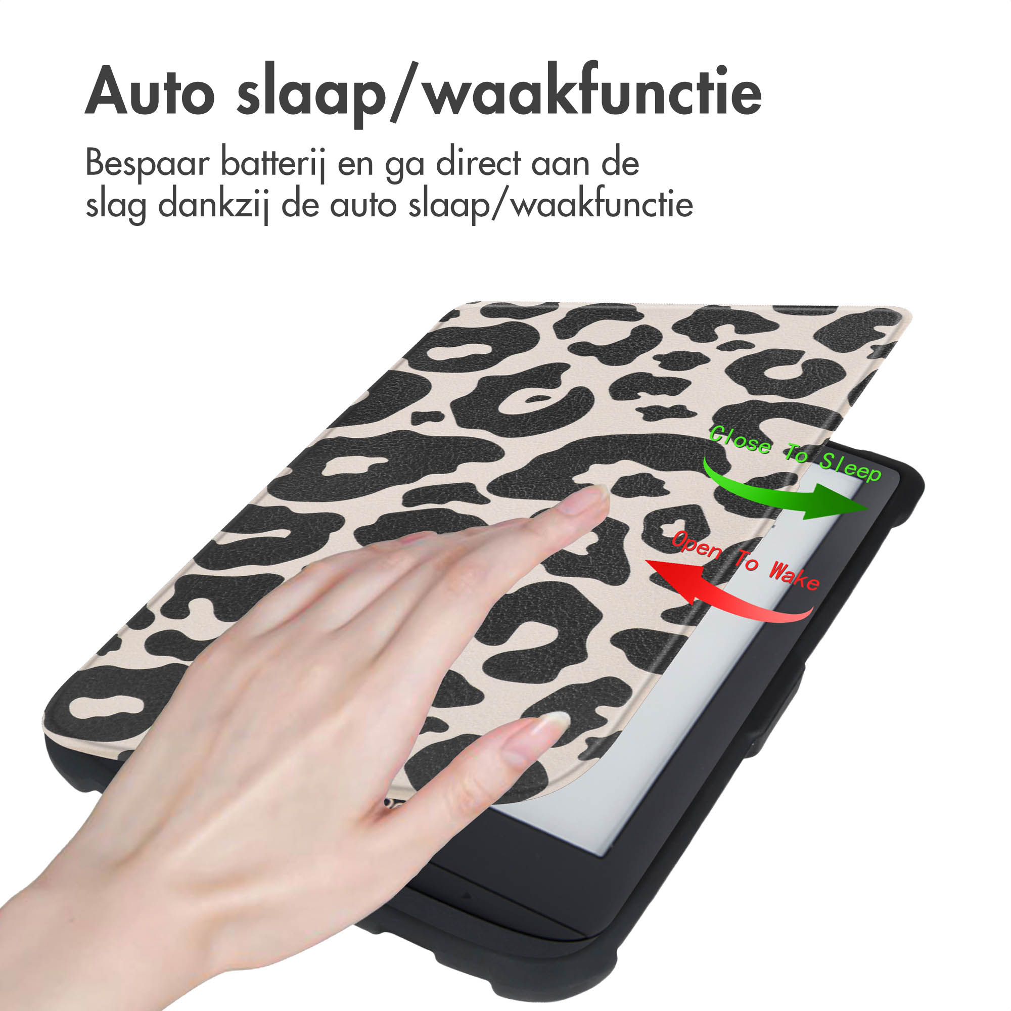 Une couverture d'e-reader à imprimé léopard avec une main qui la ferme.