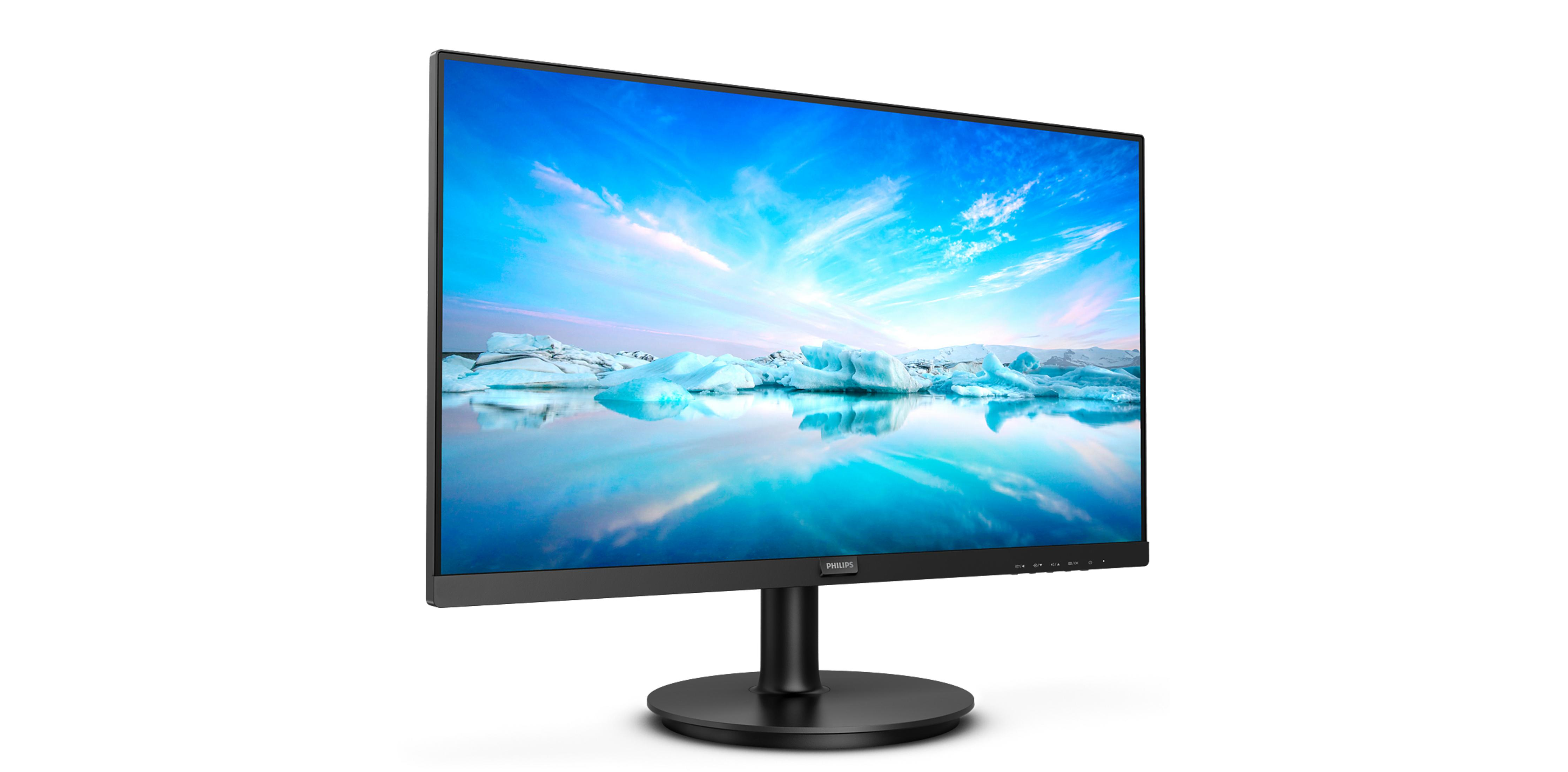 Un monitor di computer con un'immagine di un cielo blu con nuvole riflesse nell'acqua.