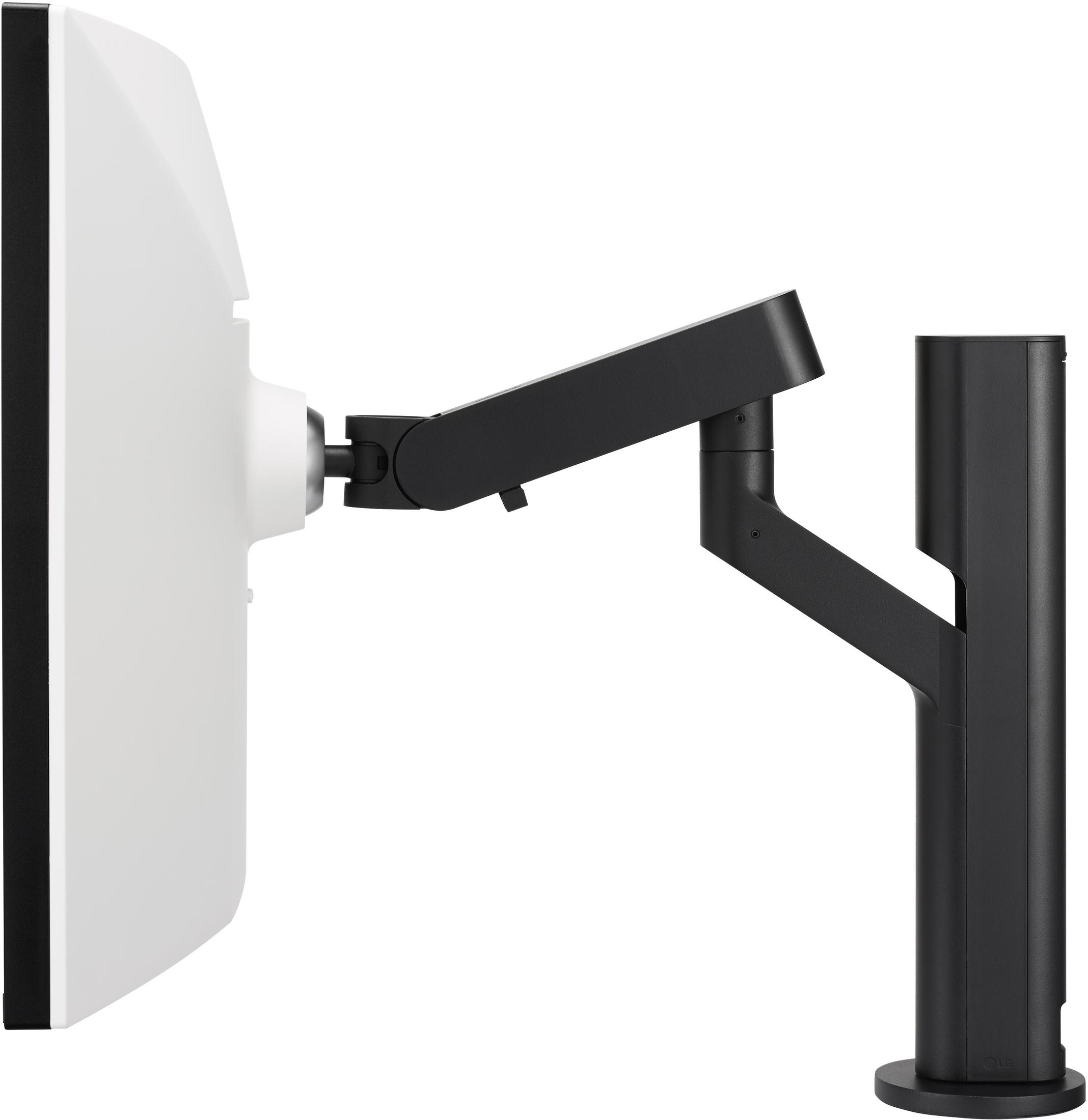 Un braccio per monitor con un monitor bianco a sinistra e un supporto nero a destra.