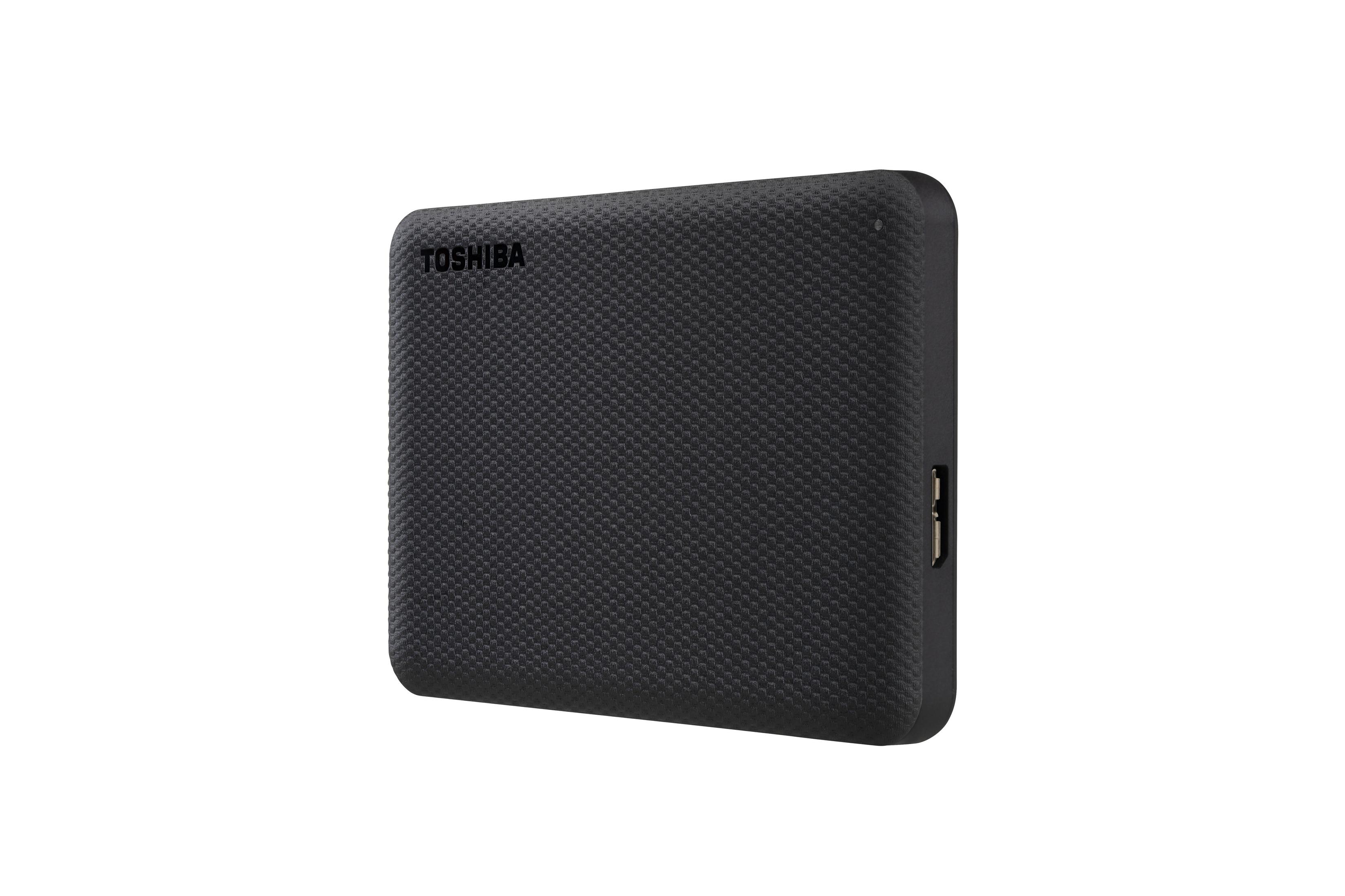 Czarny zewnętrzny dysk twardy Toshiba, pokazany na białym tle. Widoczny jest port USB.