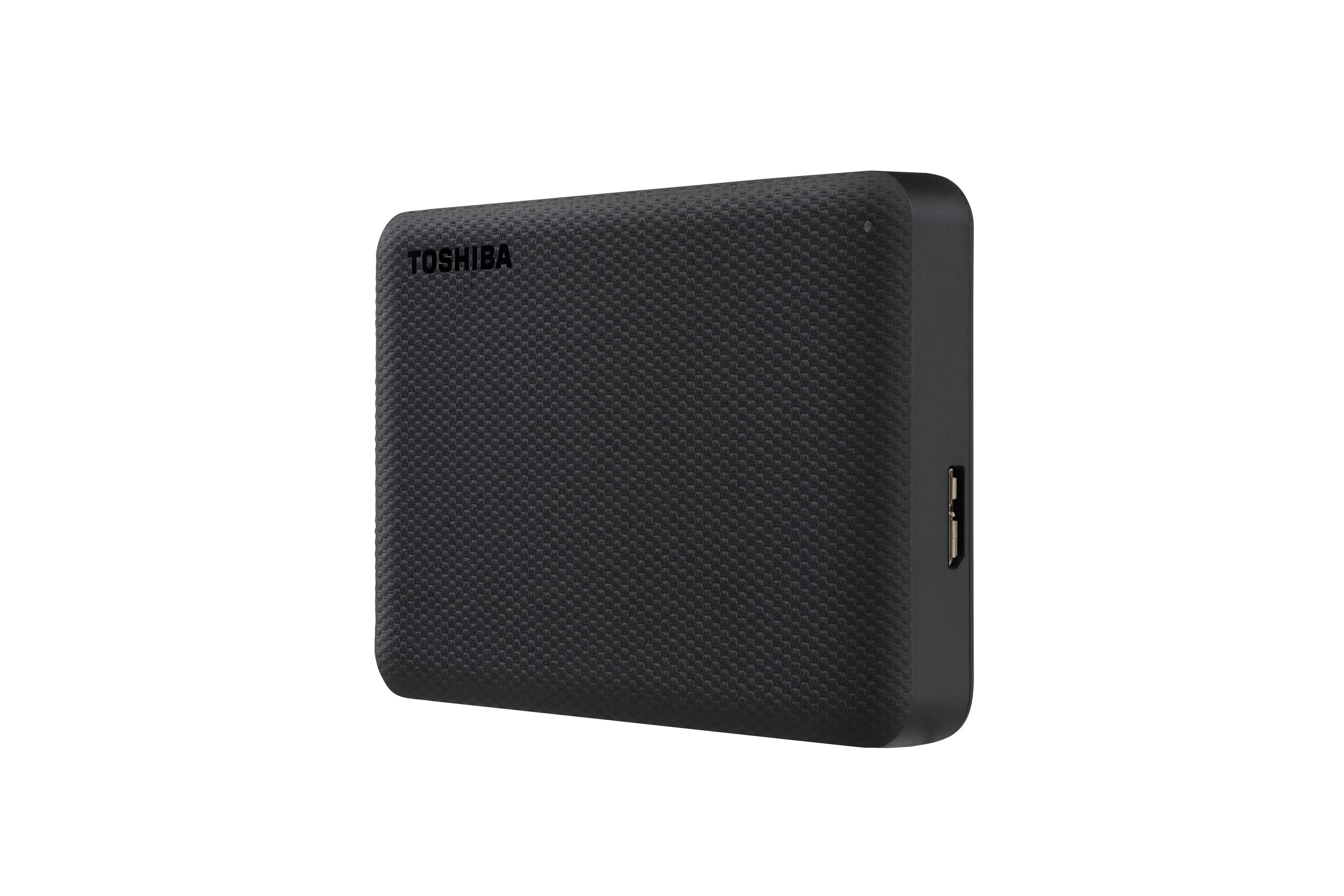Czarny, prostokątny dysk twardy. Toshiba po lewej stronie u góry, port USB z boku.
