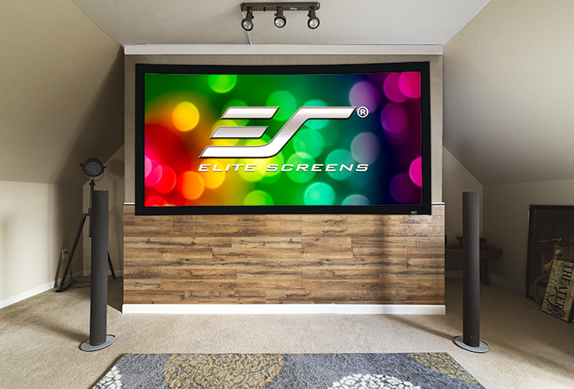 Configurazione della sala home theater con schermo grande, altoparlanti ed elementi decorativi.