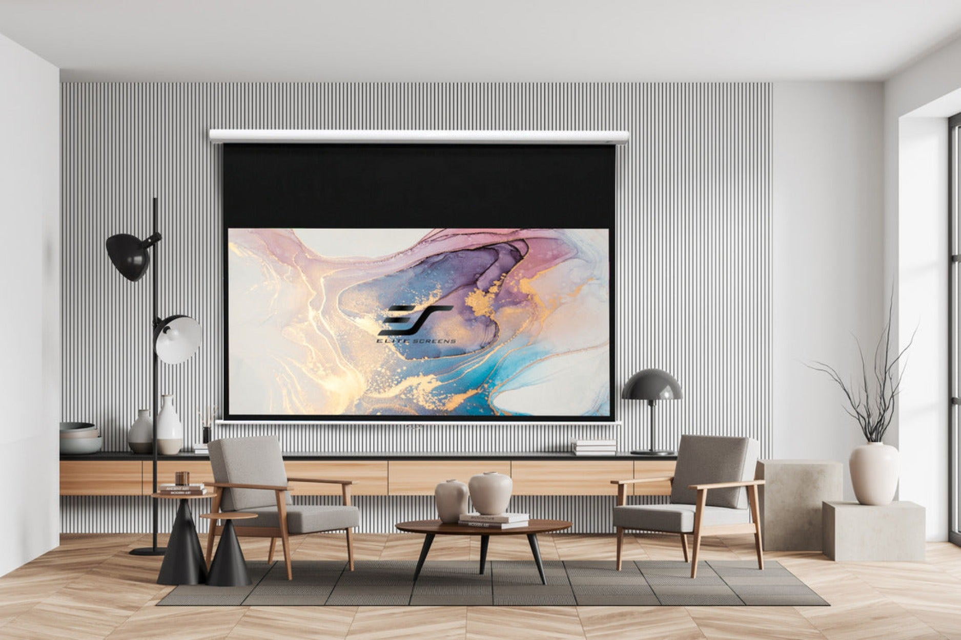 Ein modernes Wohnzimmer mit Projektionsleinwand, Sofa, Stühlen und Dekoration. Der Bildschirm zeigt Kunst.