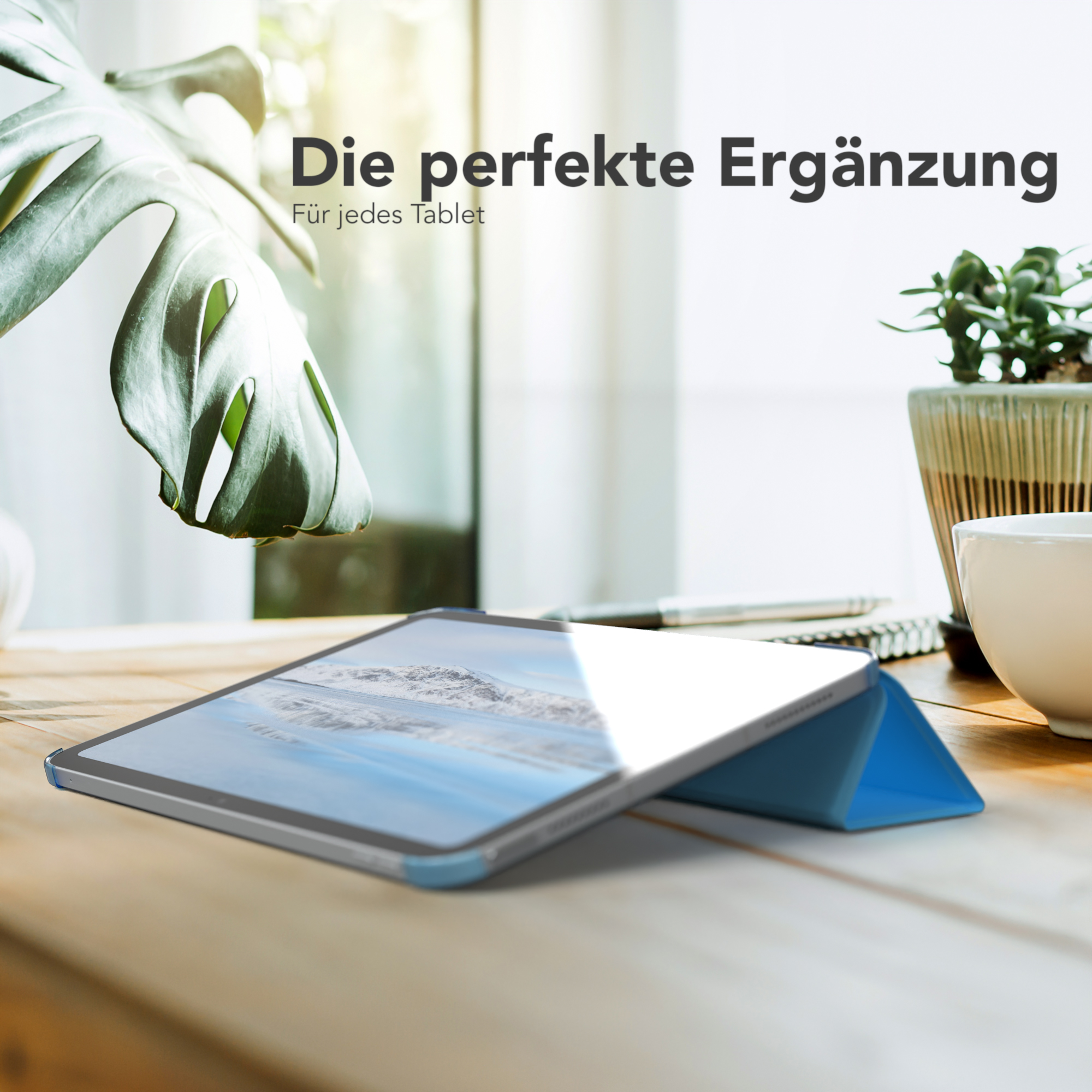 Ein Tablet in einer blauen Hülle auf einem Holztisch, mit deutschem Text darüber.
