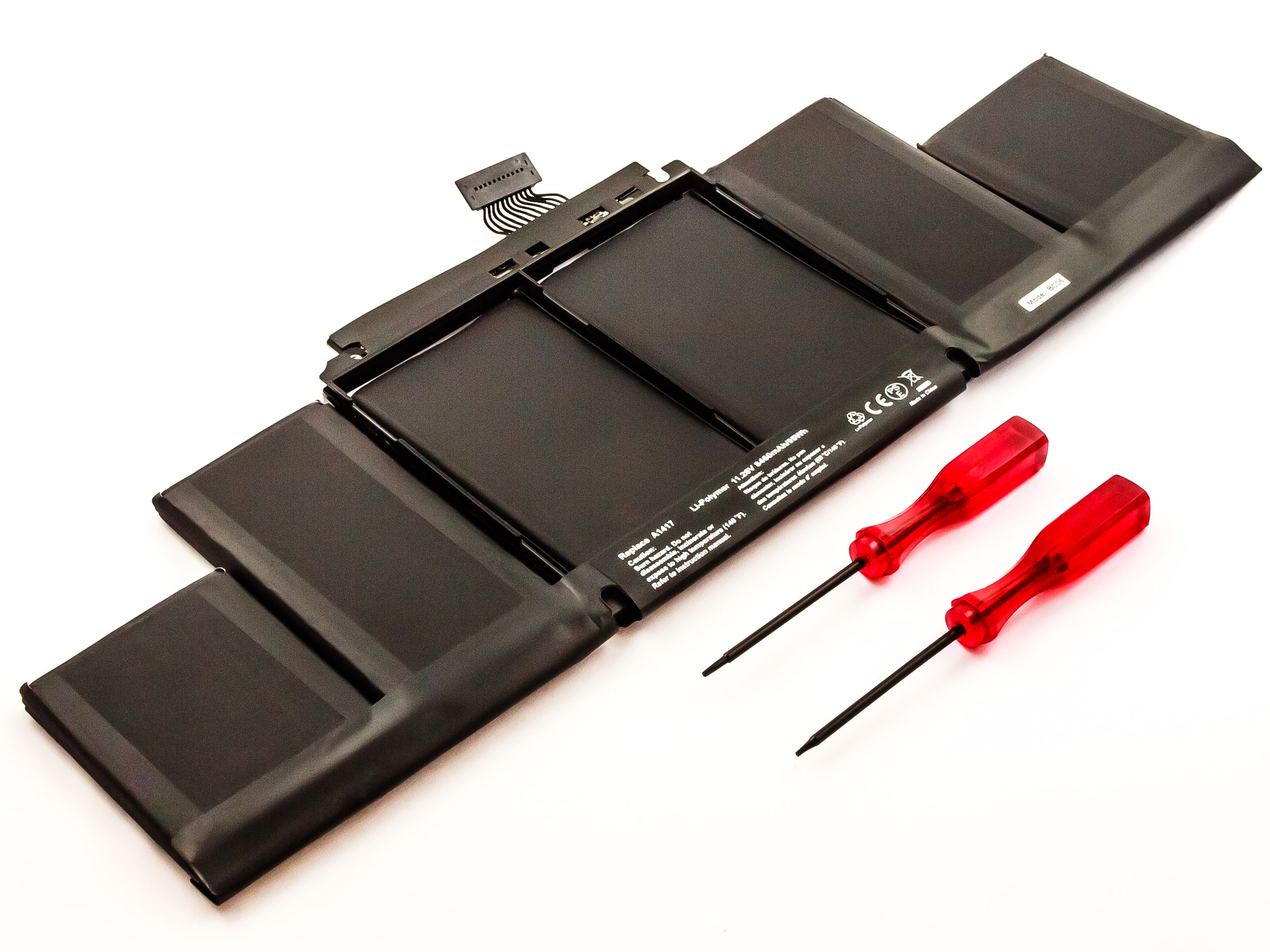 Laptop-Akkupack mit zwei Schraubenziehern auf weißer Oberfläche. Schwarze Batterien und Stecker.