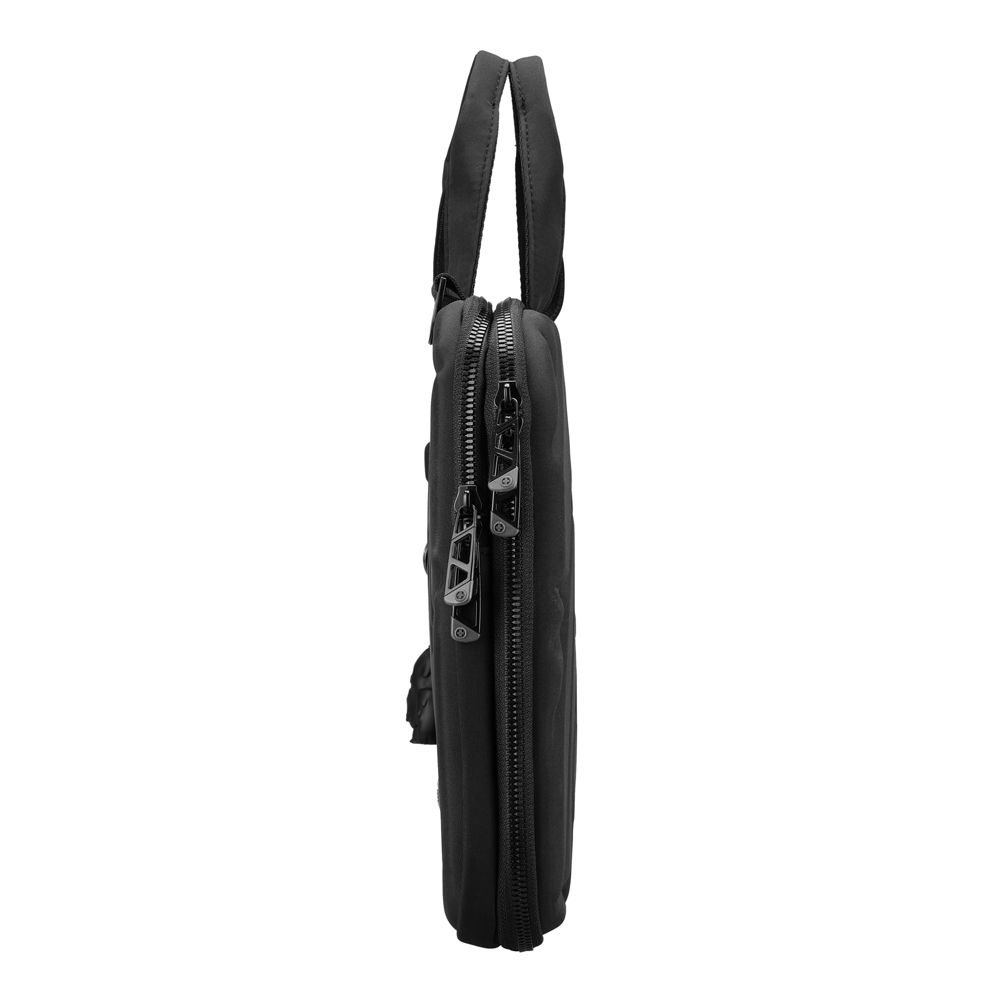 Una borsa nera per laptop con cerniere, vista laterale e manici. Studio neutro.