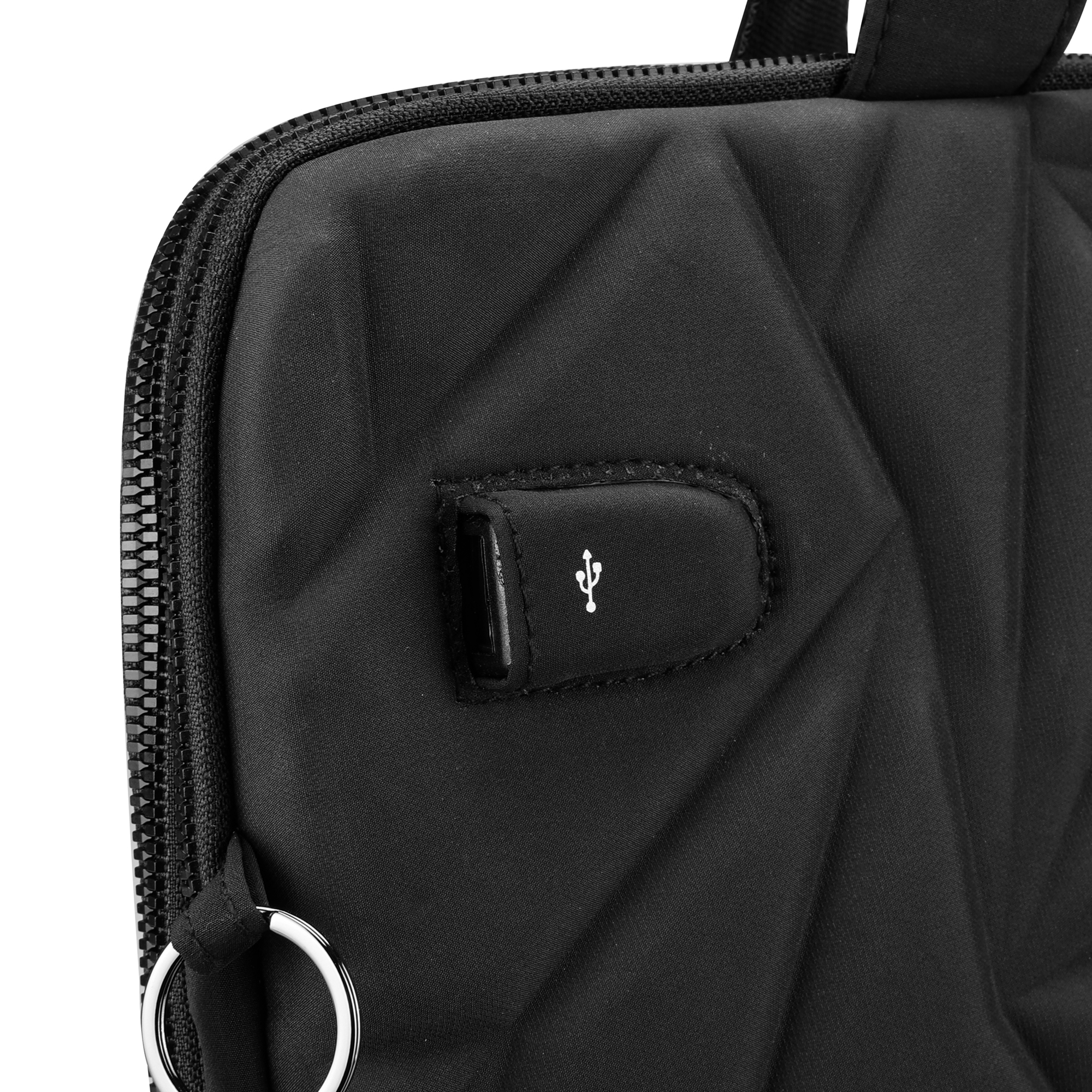 Un primo piano di una borsa nera e strutturata con una porta USB e un portachiavi.