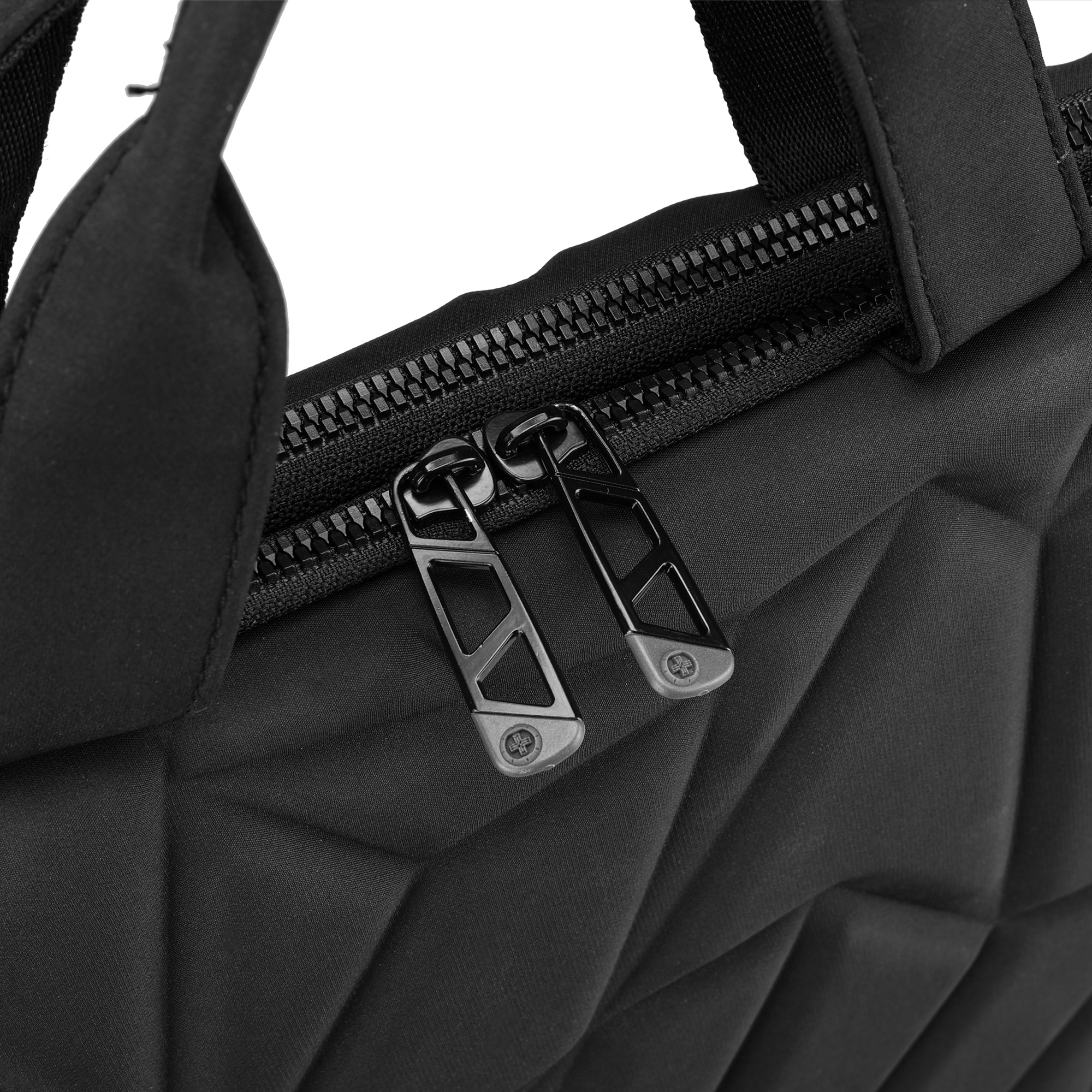 Primo piano di una borsa per laptop nera con due cerniere argentate.