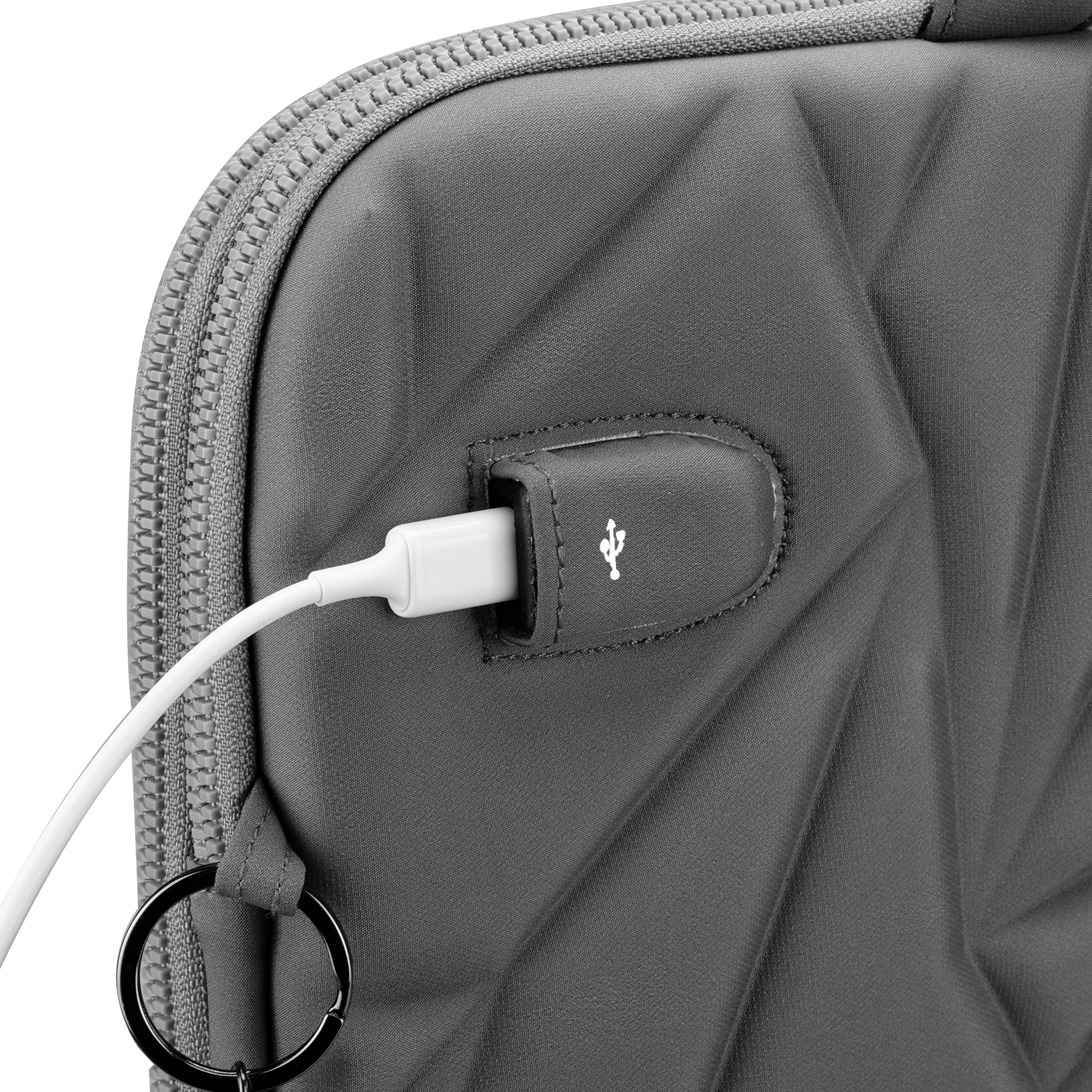 Una custodia grigia per laptop con un cavo di ricarica bianco collegato a una porta USB.