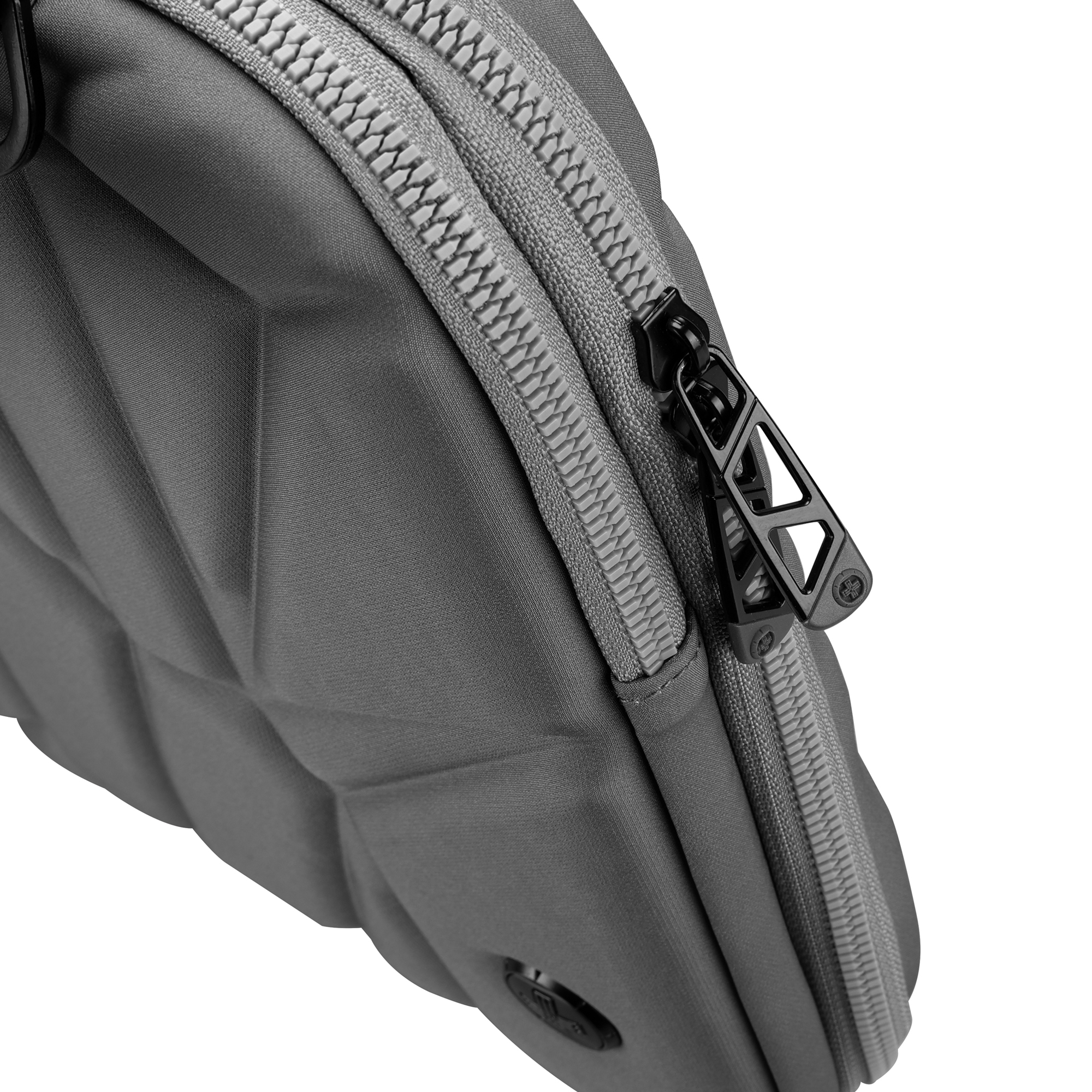 Primo piano di una borsa grigia, strutturata con cerniera nera e tirante della cerniera nero.