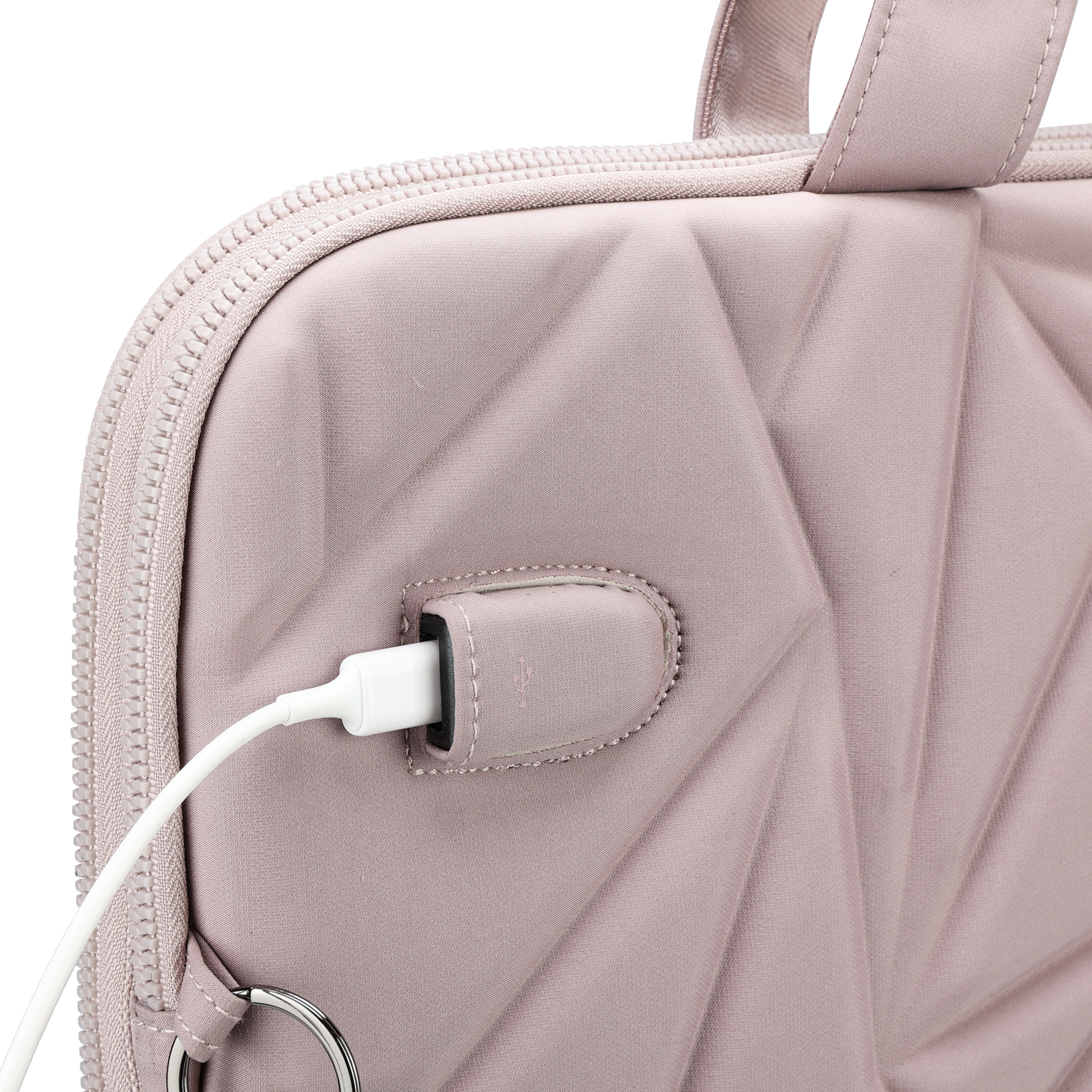 Borsa da viaggio rosa con porta di ricarica e cavo di ricarica bianco.