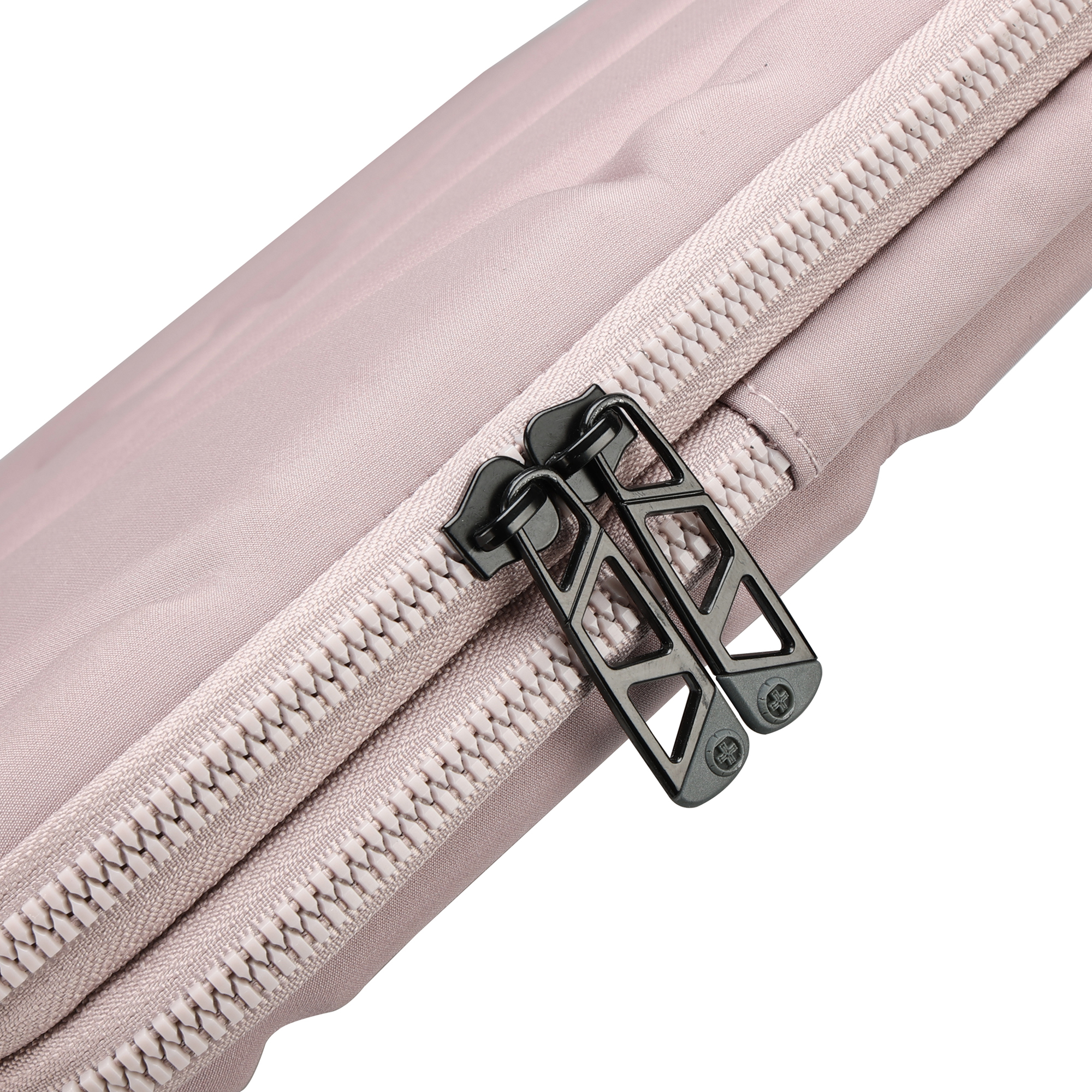 Primo piano di una borsa rosa chiaro con due cerniere. Tirazip neri.