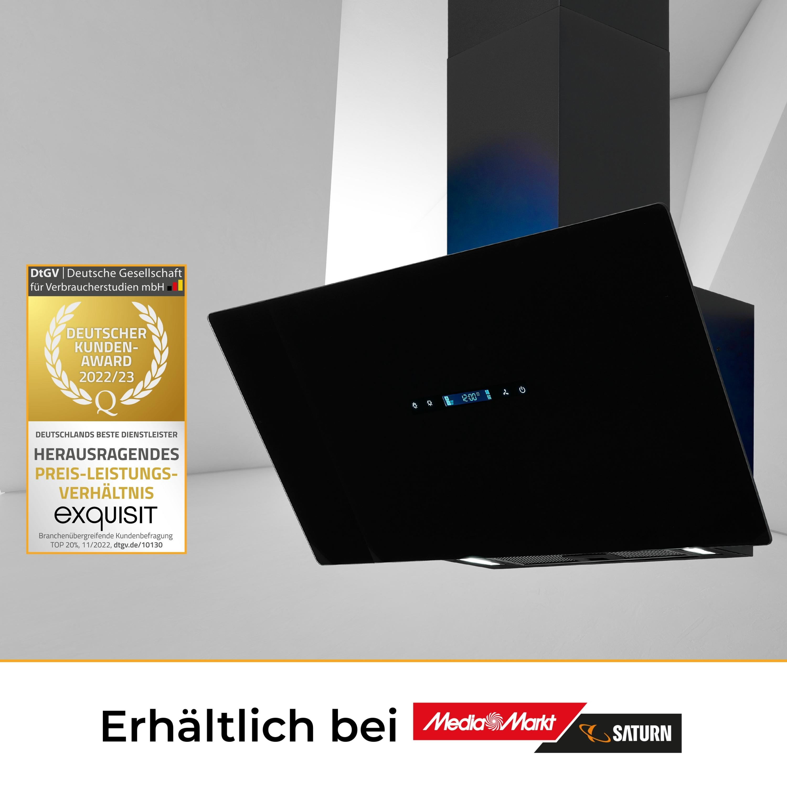 Schwarze Dunstabzugshaube. Sie hat ein schräges Design und ein digitales Display. Die Haube hat eine schwarze Oberfläche.