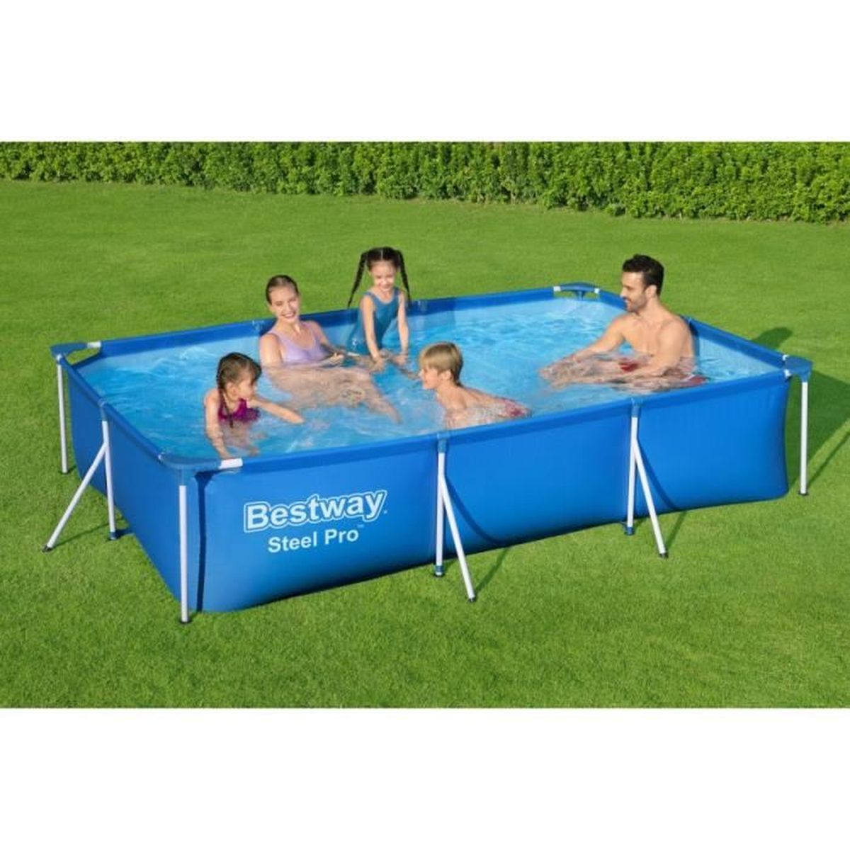 Familie in einem blauen rechteckigen Pool. Grünes Gras umgibt den Pool. 'Bestway Steel Pro'-Logo.