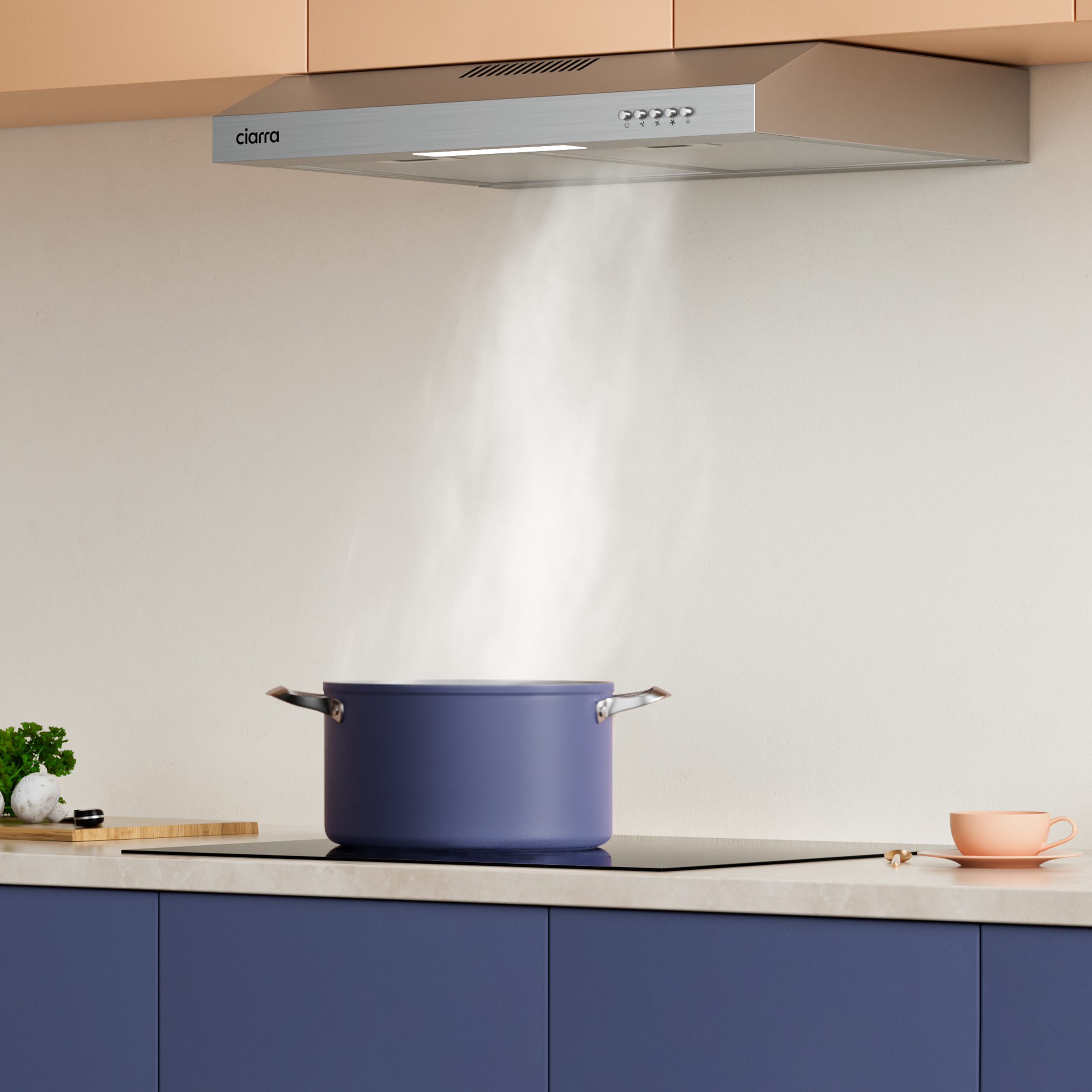 Keuken met blauwe pot op zwart fornuis, stoom die opstijgt, zilveren afzuigkap.