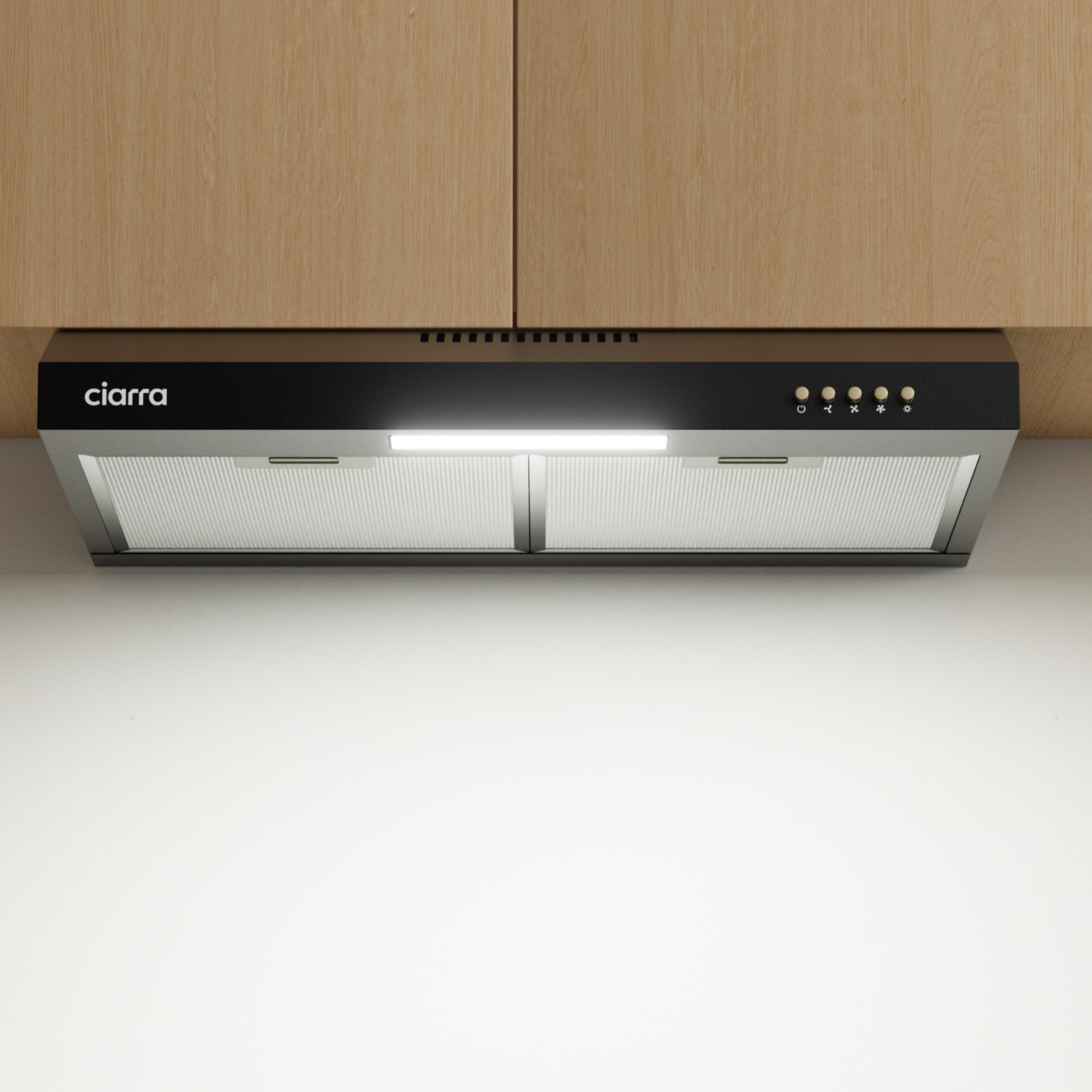 Zwarte afzuigkap onder houten kasten. Zilveren ventilatie, vijf knoppen en een lamp.