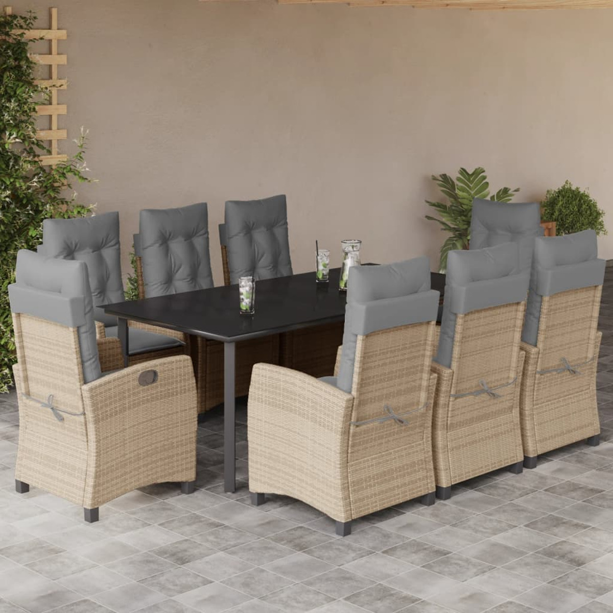 Essgruppe im Freien mit dunklem Tisch und sechs Rattan-Stühlen mit grauen Kissen, unter einem Dach.