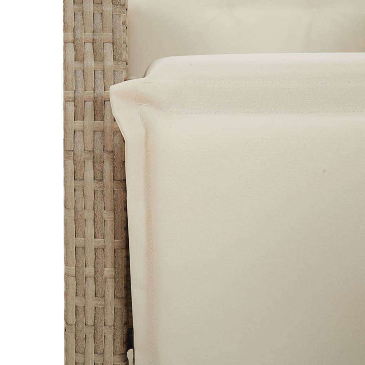 Primo piano di un bracciolo di sedia in vimini beige con cuscino color crema.