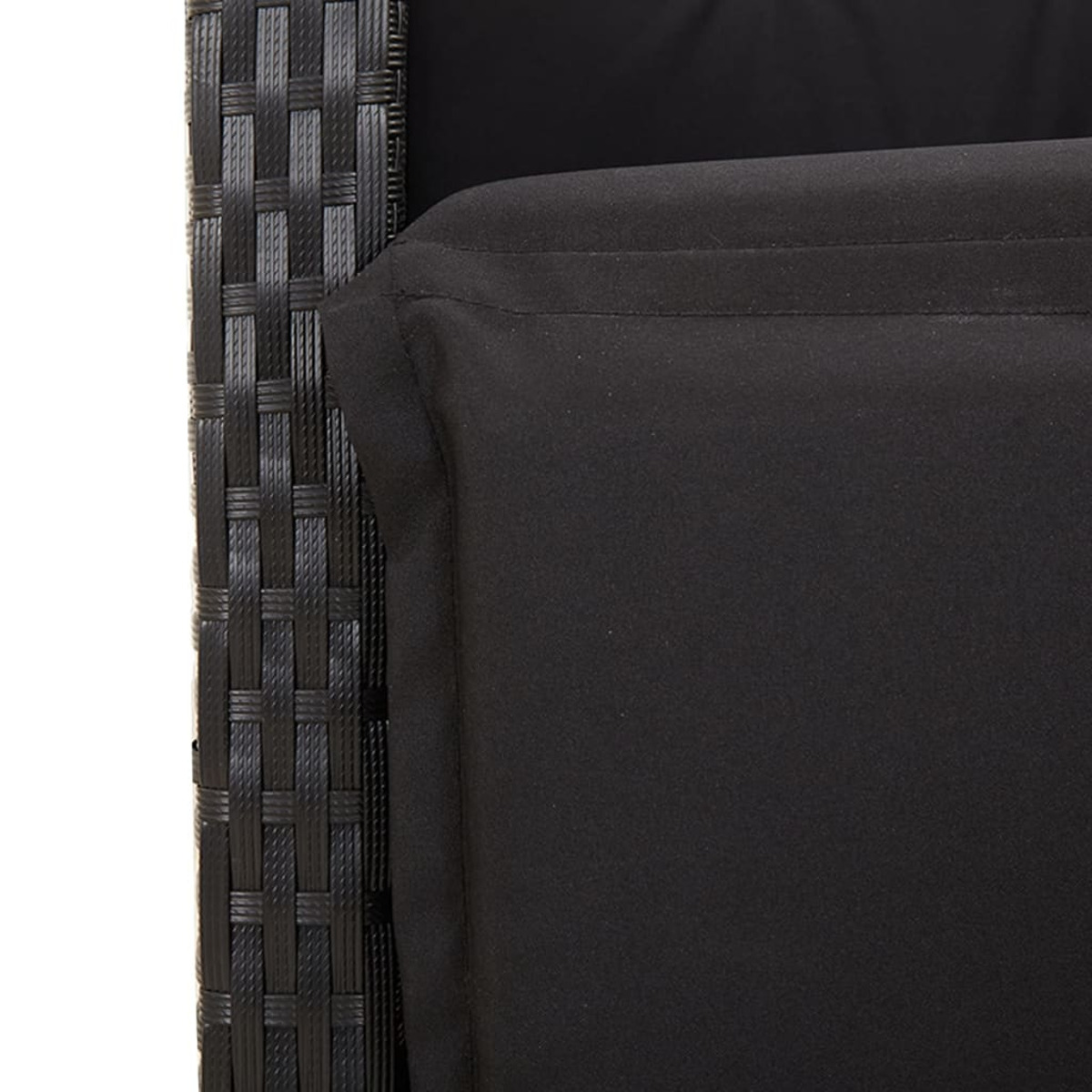 Nahaufnahme des Stuhldetails. Nahaufnahme eines Korbstuhls mit schwarzem Kissen. Schwarzes Korbgeflecht mit Textur.