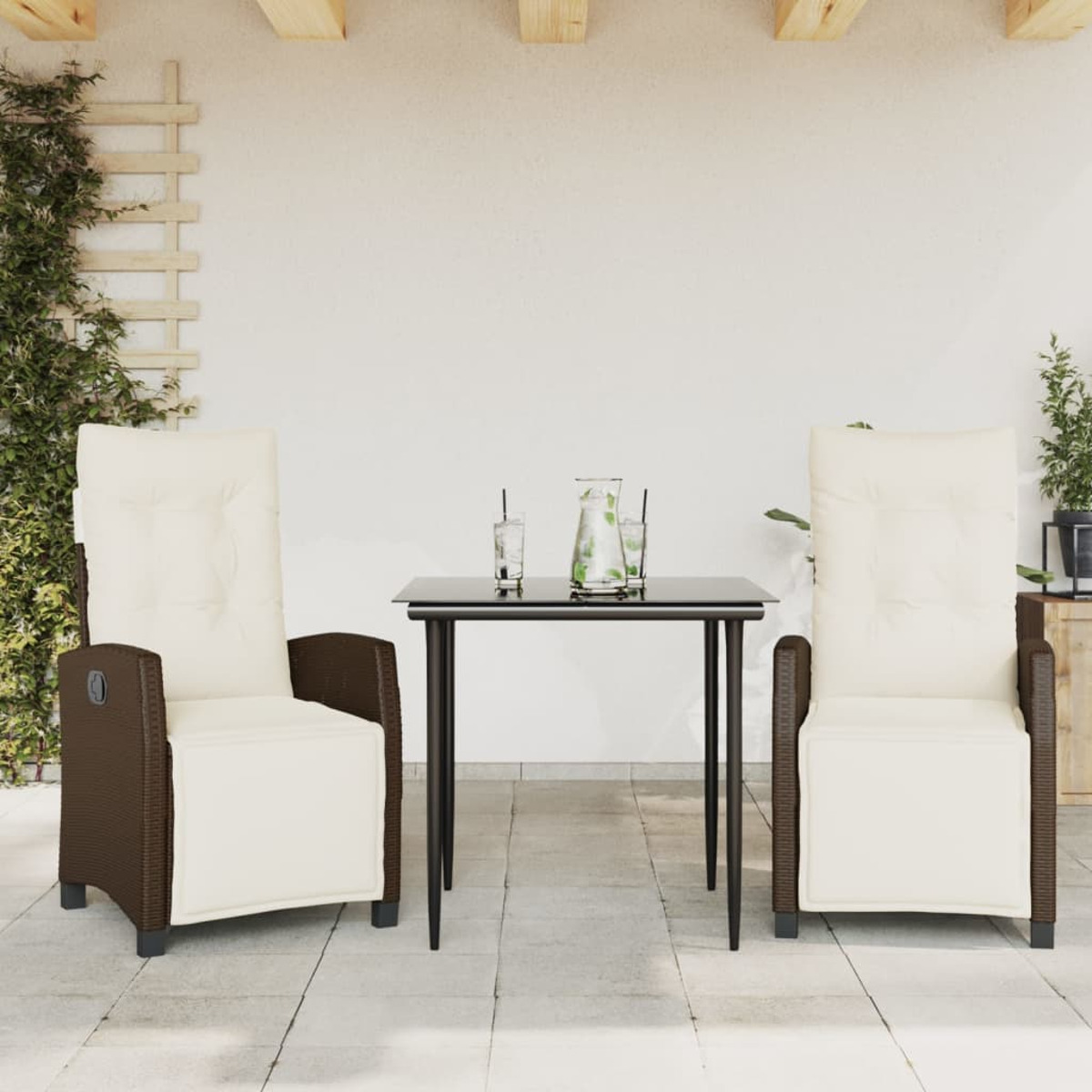 Terrassenmöbel-Set: zwei Stühle mit hohem Rücken, ein Tisch und zwei Gläser mit Getränken.