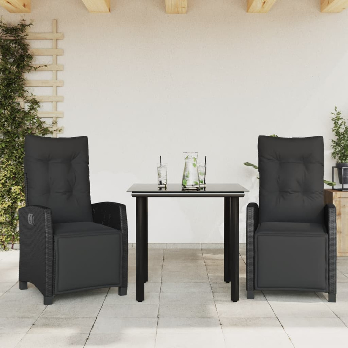 Zwei schwarze Outdoor-Liegestühle und ein Tisch mit Getränken auf einer Terrasse.