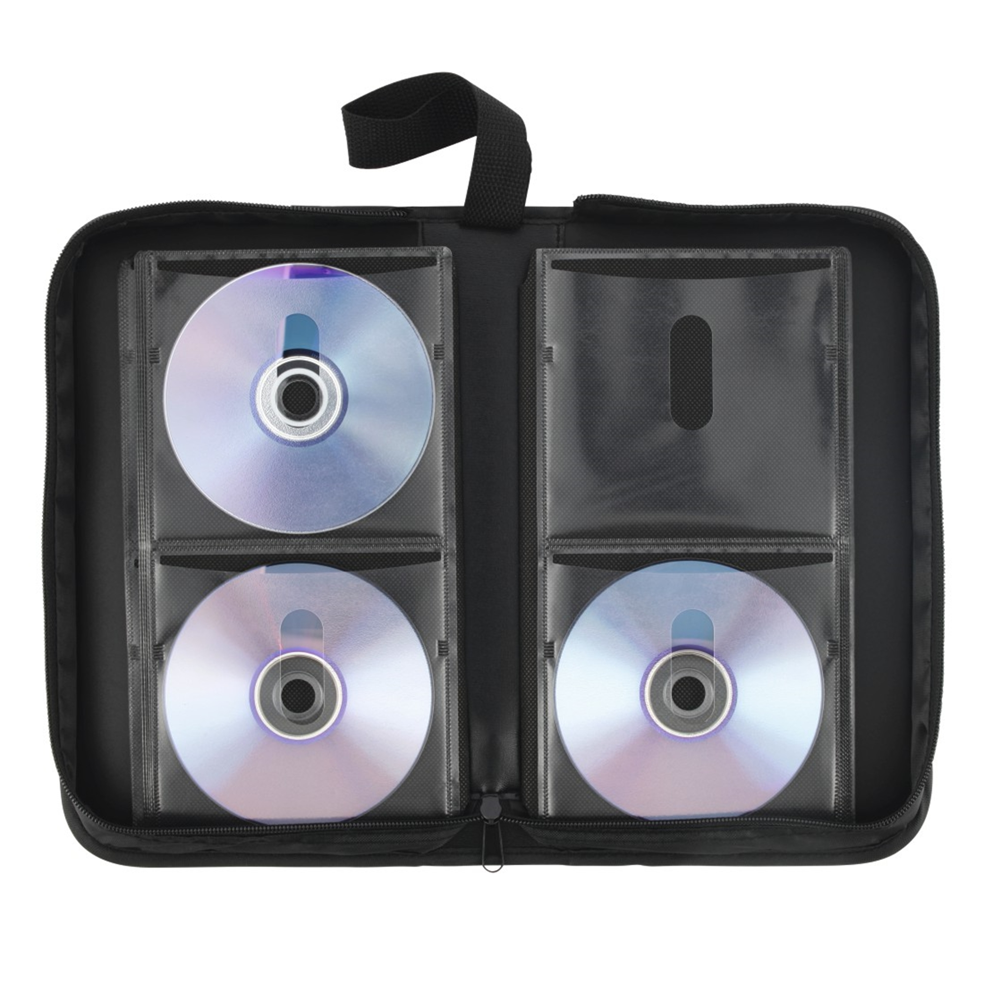 Geöffnete schwarze CD-Hülle, CDs in Klarsichthüllen. Weißer Hintergrund.