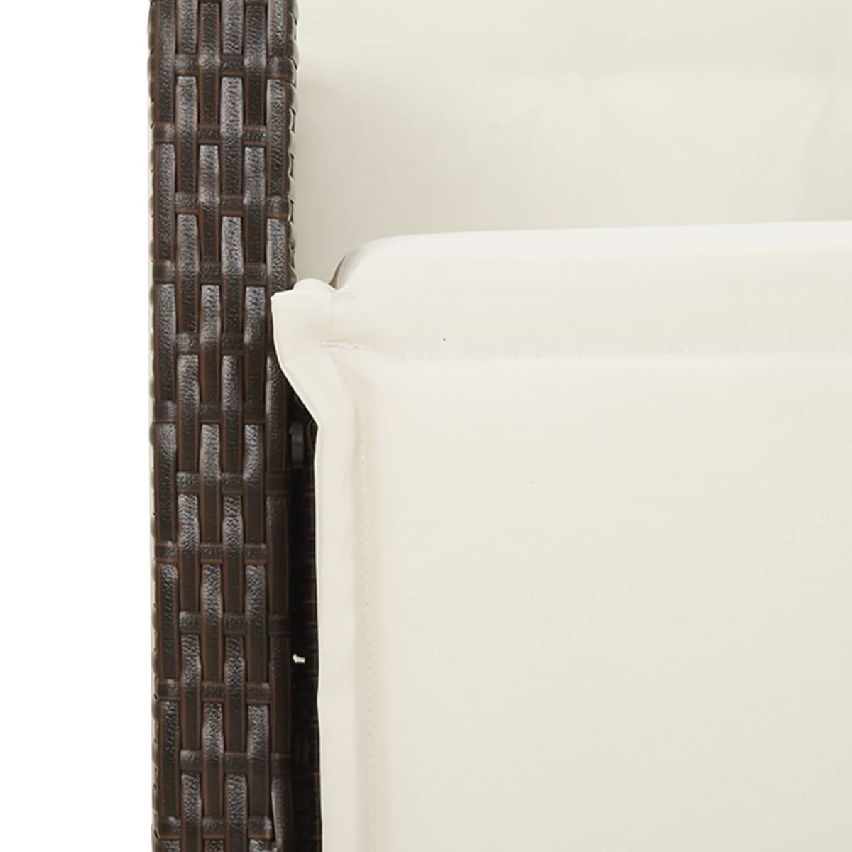 Nahaufnahme des Stuhldetails. Nahaufnahme eines Korbstuhls mit weißem Kissen. Korbgeflecht-Textur in Nahaufnahme.