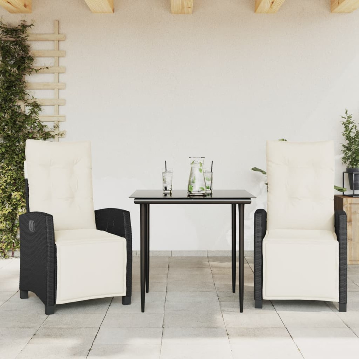 Outdoor-Sitzarrangement mit zwei hochlehnigen Stühlen und einem Tisch. Weiße Wand und Boden, Pflanzen.